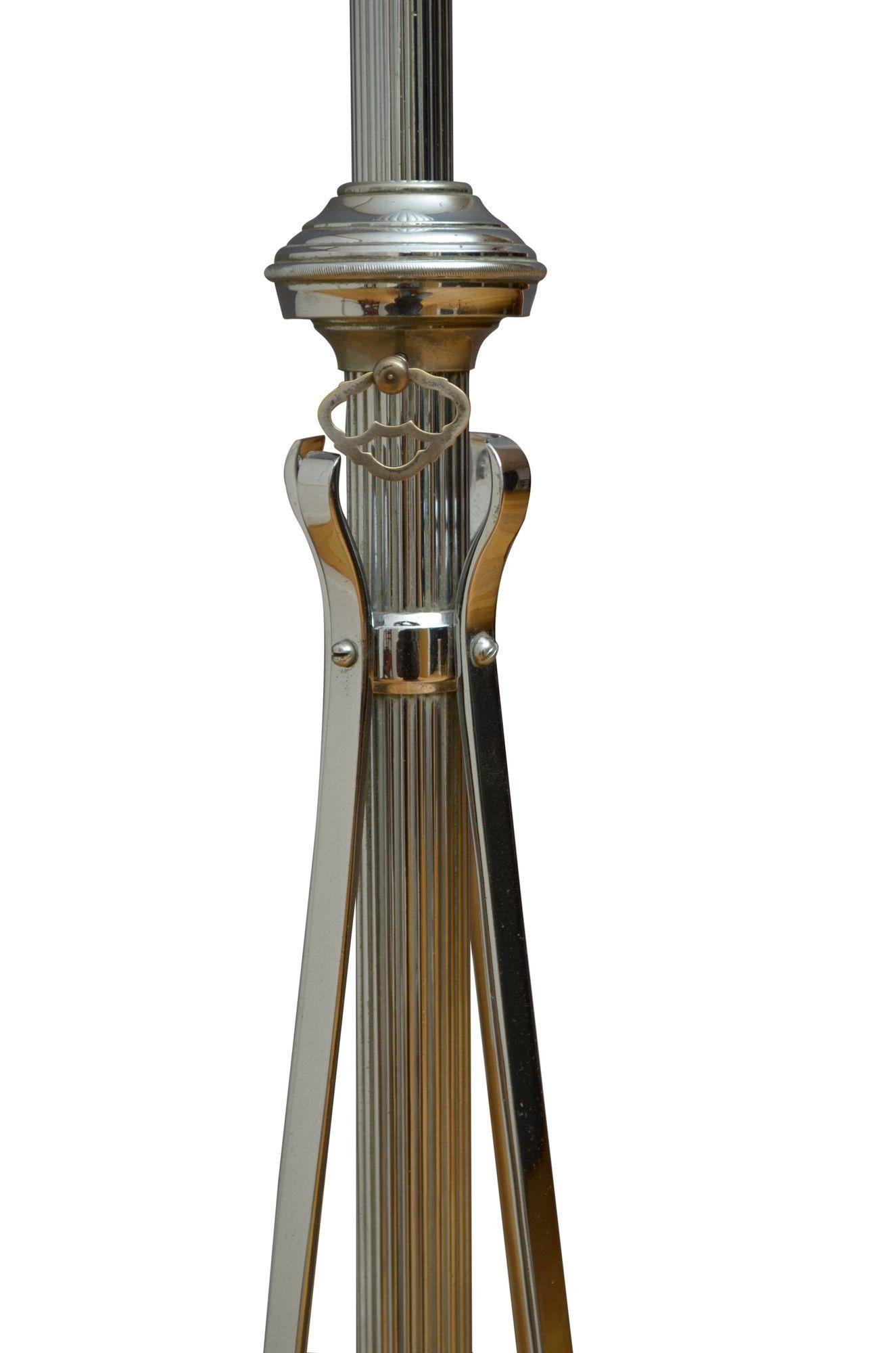 Elegante Lámpara Estándar de Pie Art Decó Cromada Metal en venta