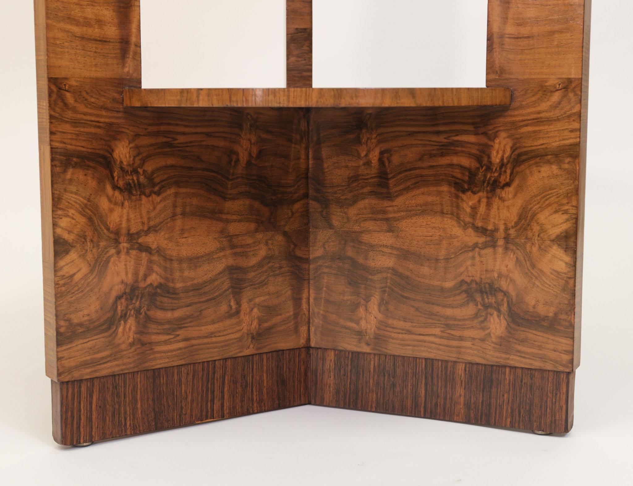 Stilvoller Art Deco Beistelltisch 'Rakete' aus gemasertem Nussbaum 1930er Jahre im Angebot 2