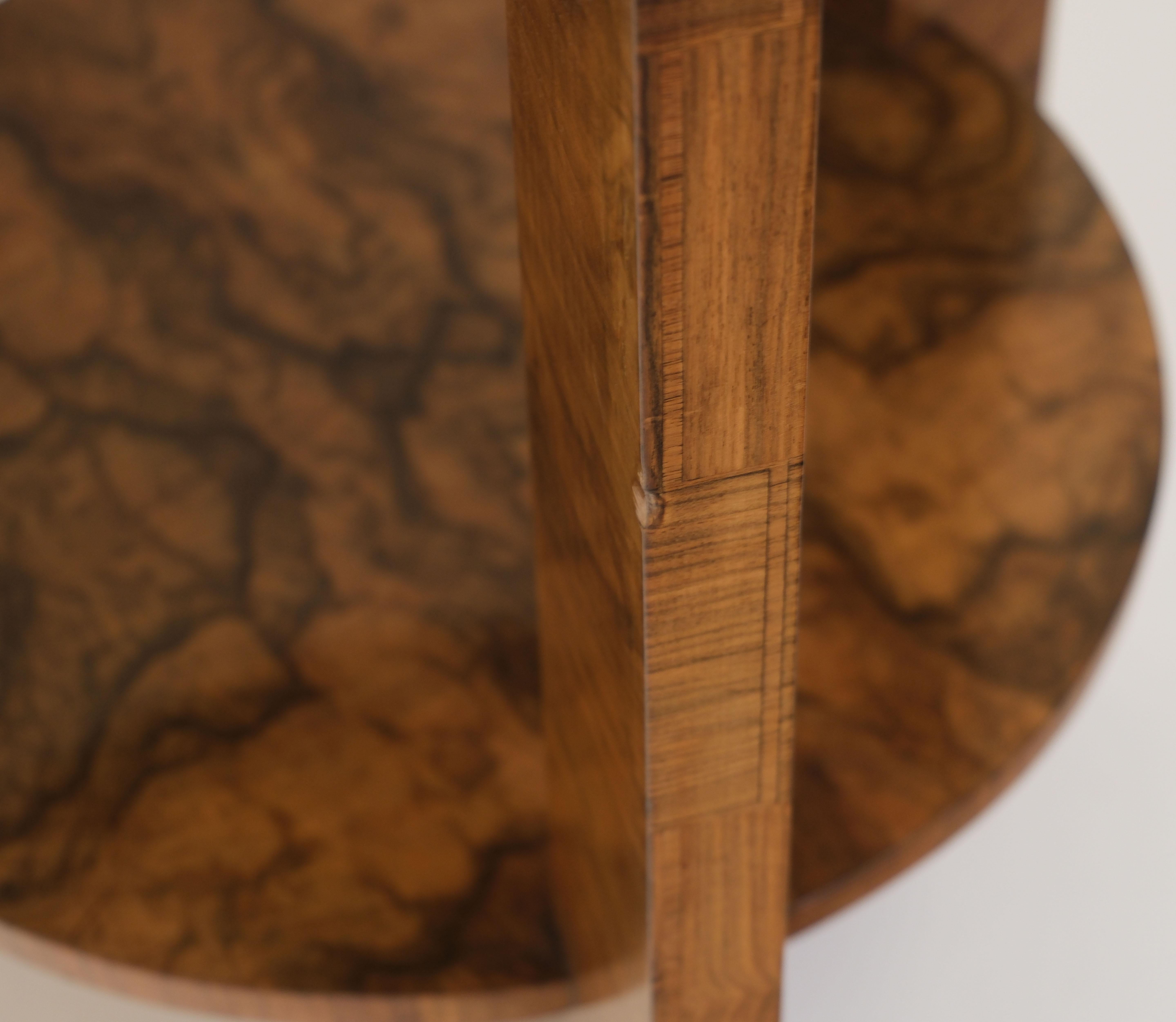 Stilvoller Art Deco Beistelltisch 'Rakete' aus gemasertem Nussbaum 1930er Jahre im Angebot 4