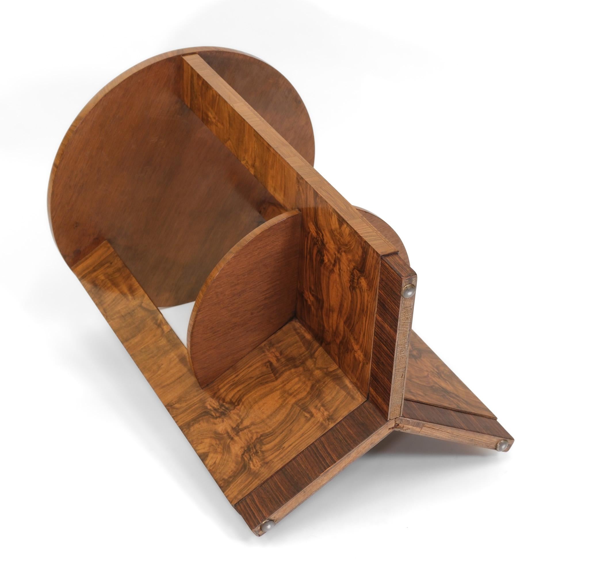 Stilvoller Art Deco Beistelltisch 'Rakete' aus gemasertem Nussbaum 1930er Jahre im Angebot 7