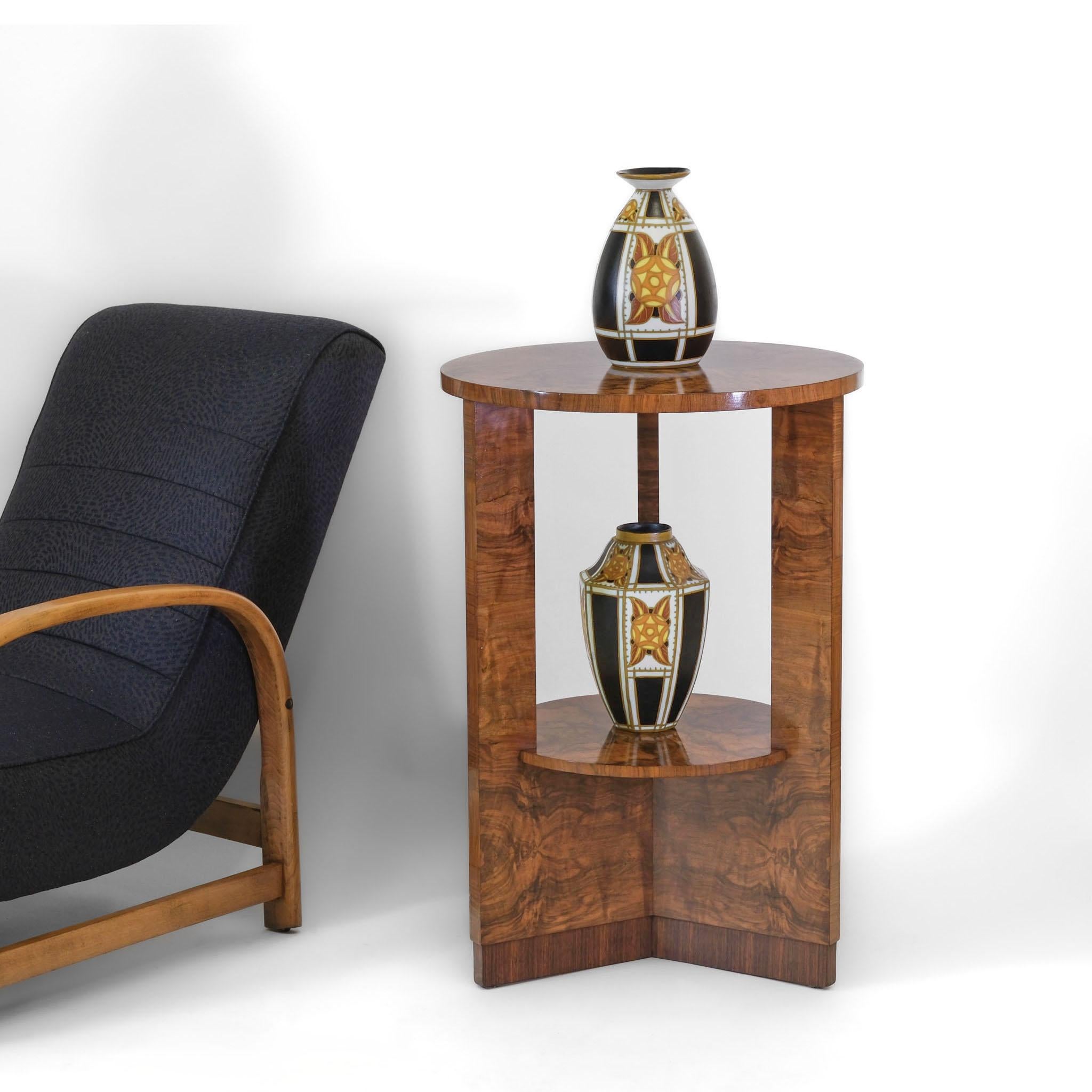 Stilvoller Art Deco Beistelltisch 'Rakete' aus gemasertem Nussbaum 1930er Jahre (Art déco) im Angebot