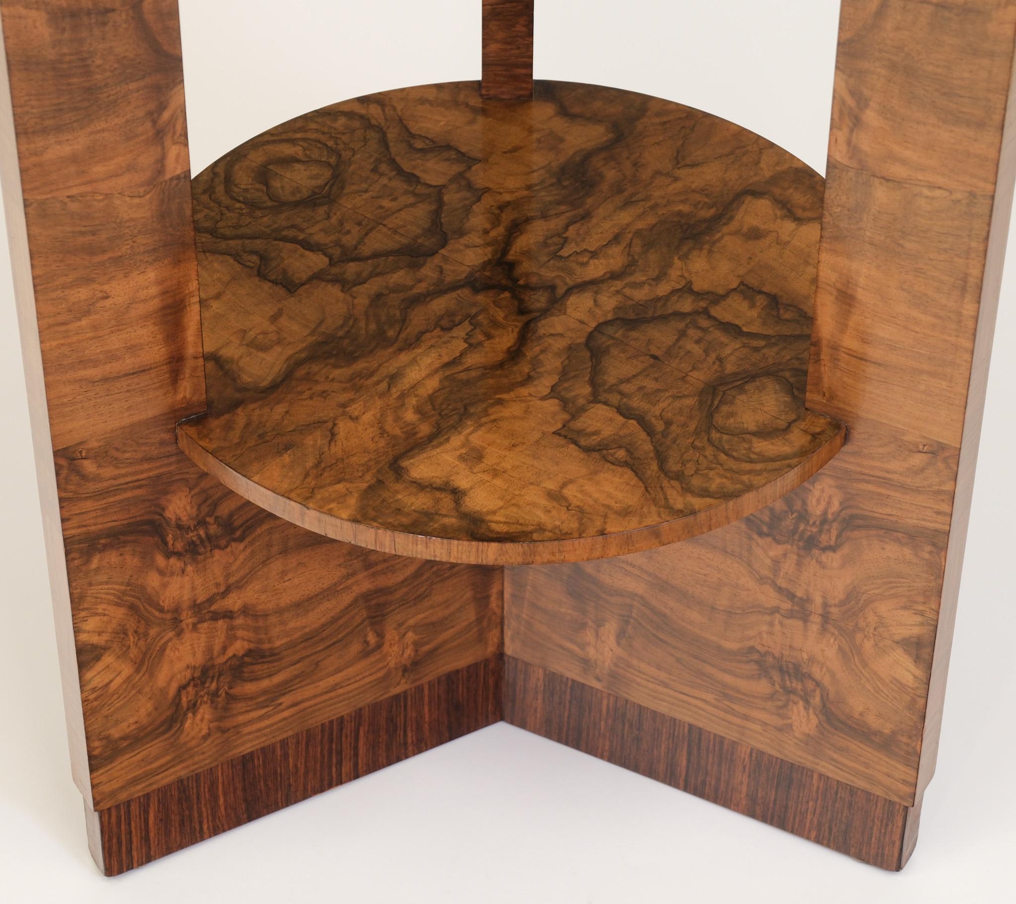 Stilvoller Art Deco Beistelltisch 'Rakete' aus gemasertem Nussbaum 1930er Jahre (Furnier) im Angebot