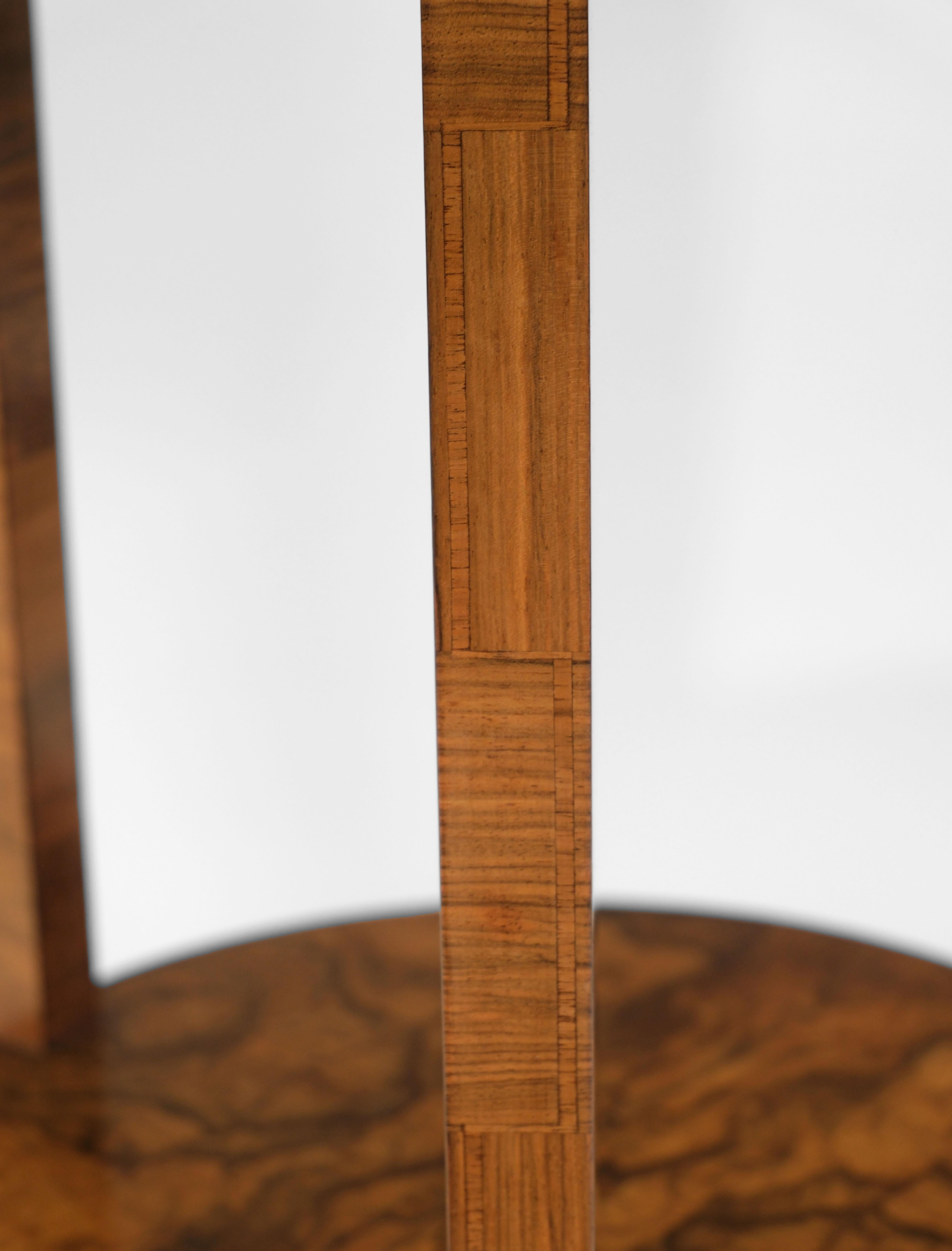 Stilvoller Art Deco Beistelltisch 'Rakete' aus gemasertem Nussbaum 1930er Jahre im Angebot 1