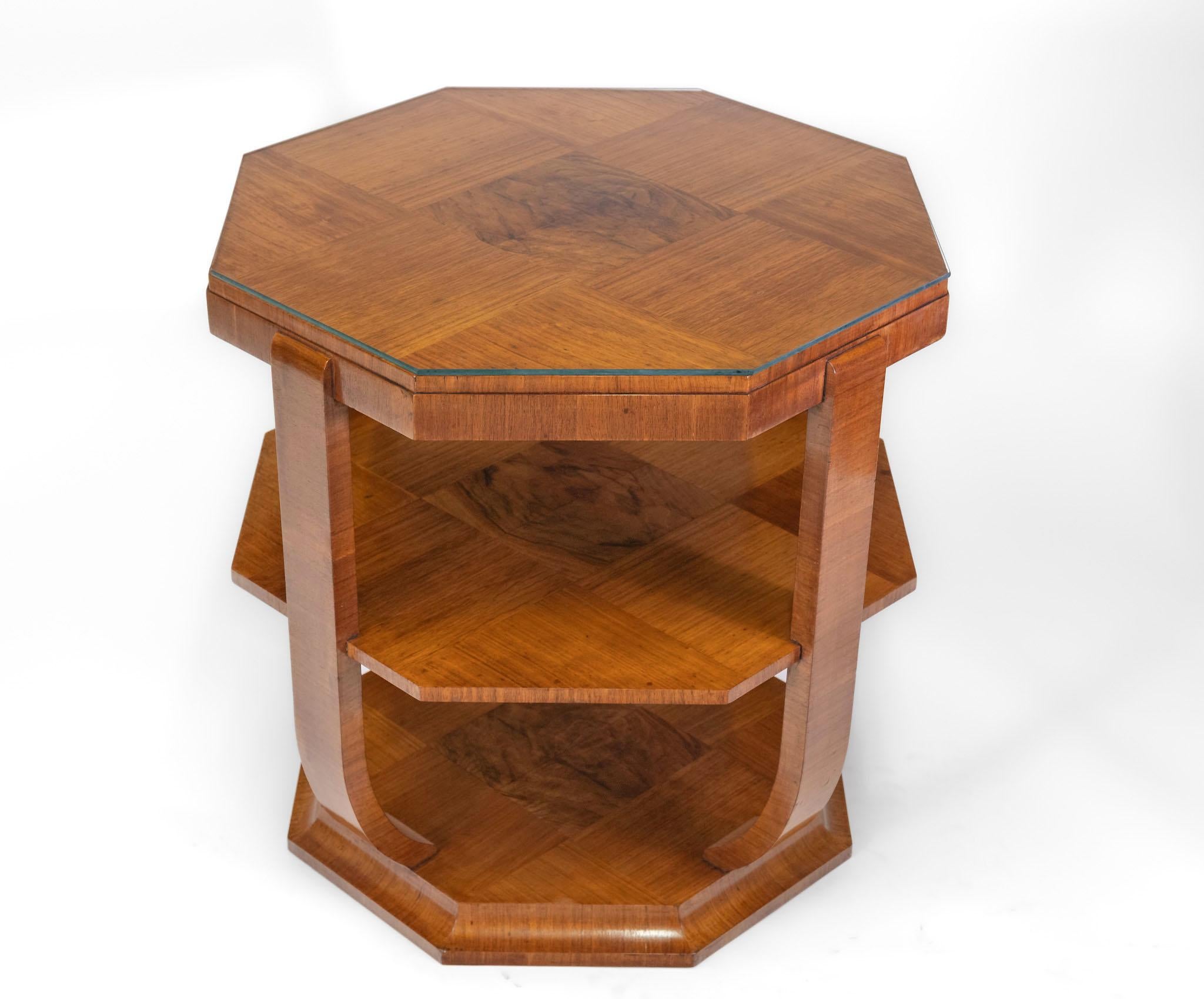 A very stylish English Art Deco large octagonal tiered coffee table with walnut geometric book-match pattern, raised on shaped supports. Circa 1930.

Overall in excellent clean condition with a lovely colour, the table has been re-finished by hand,