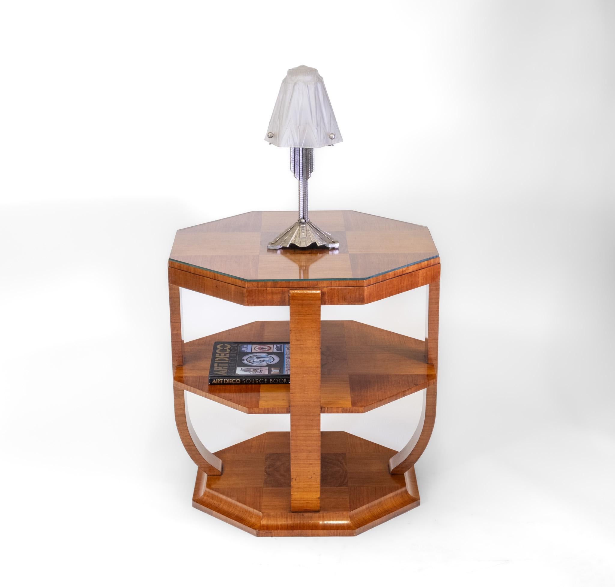 Stylish Art Deco Geometric Pattern Walnut Large Octagonal Coffee Table In Good Condition For Sale In Norwich, GB
