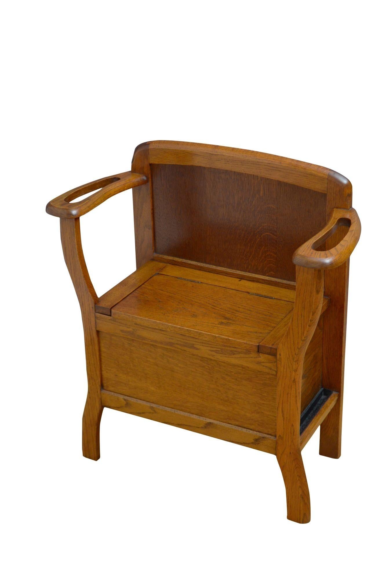 K0580 Très beau siège de hall Art Déco par Kubbyland, avec un dossier en forme et en lambris et un siège relevable avec compartiment de rangement, le tout flanqué d'accoudoirs ouverts avec des porte-parapluies, le tout reposant sur des pieds en