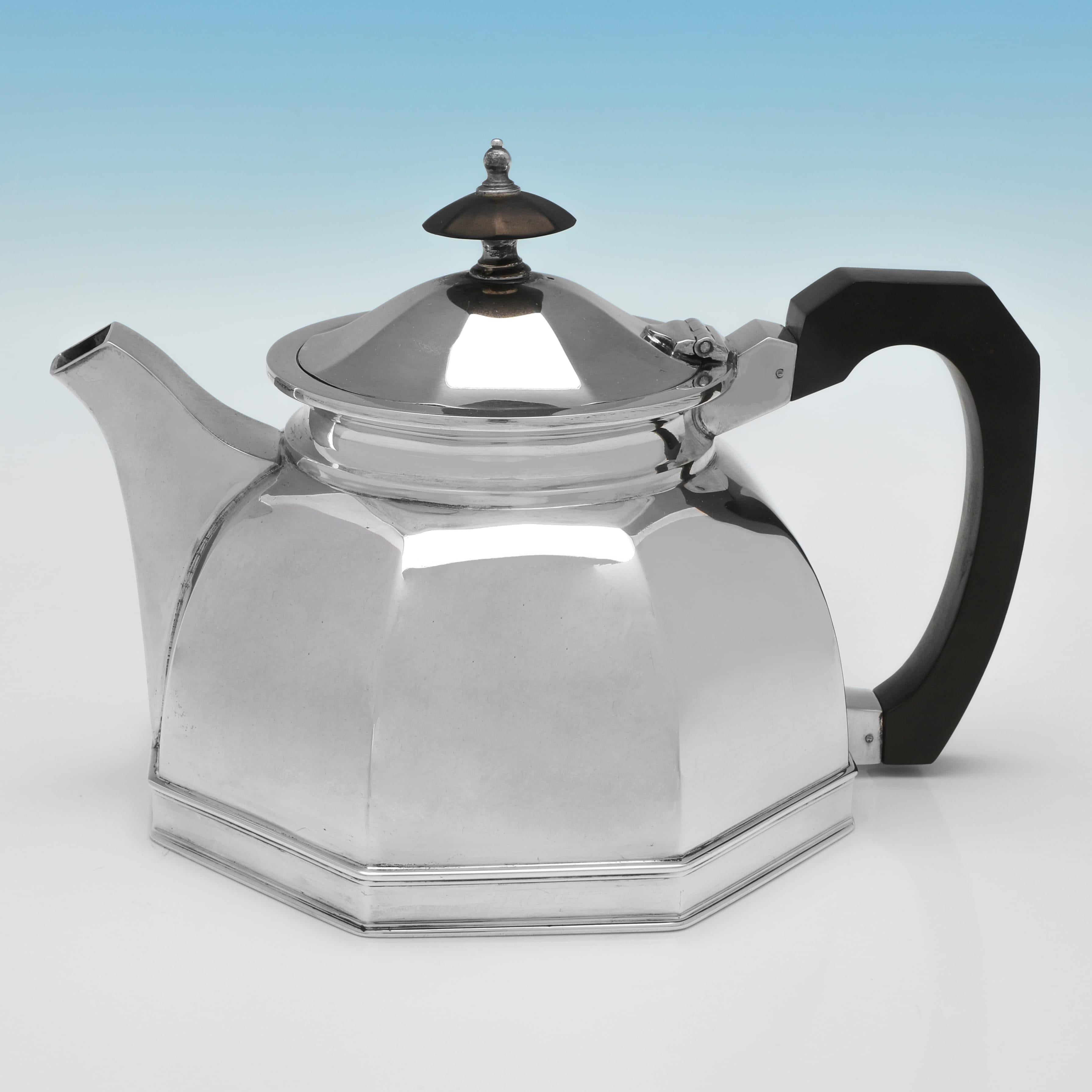 Poinçonné à Sheffield en 1939 par Walker & Hall, cet élégant service à thé 3 pièces en argent sterling d'époque George VI est dans le goût Art déco, chaque pièce ayant un design simple et une forme octogonale. Les trois pièces pèsent ensemble un