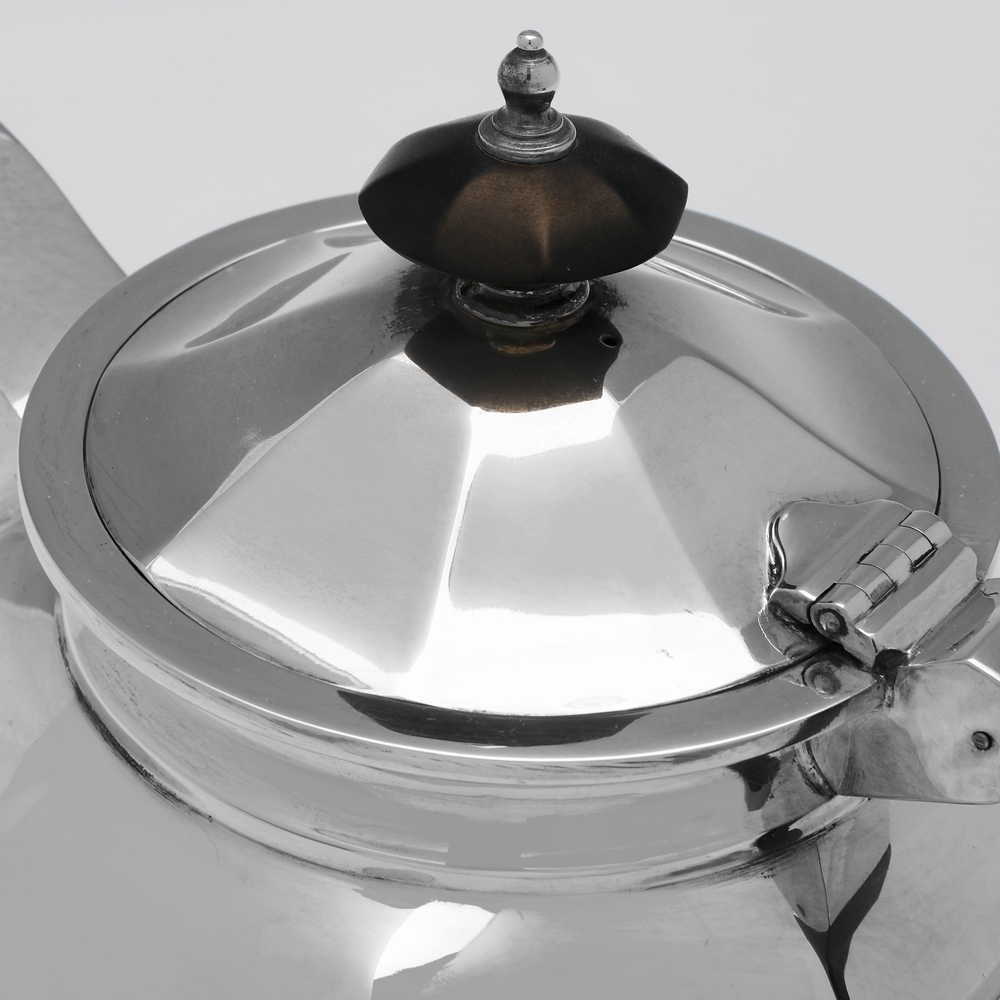 Anglais Service à thé en argent sterling de la période Art déco par Walker & Hall Sheffield 1939 en vente