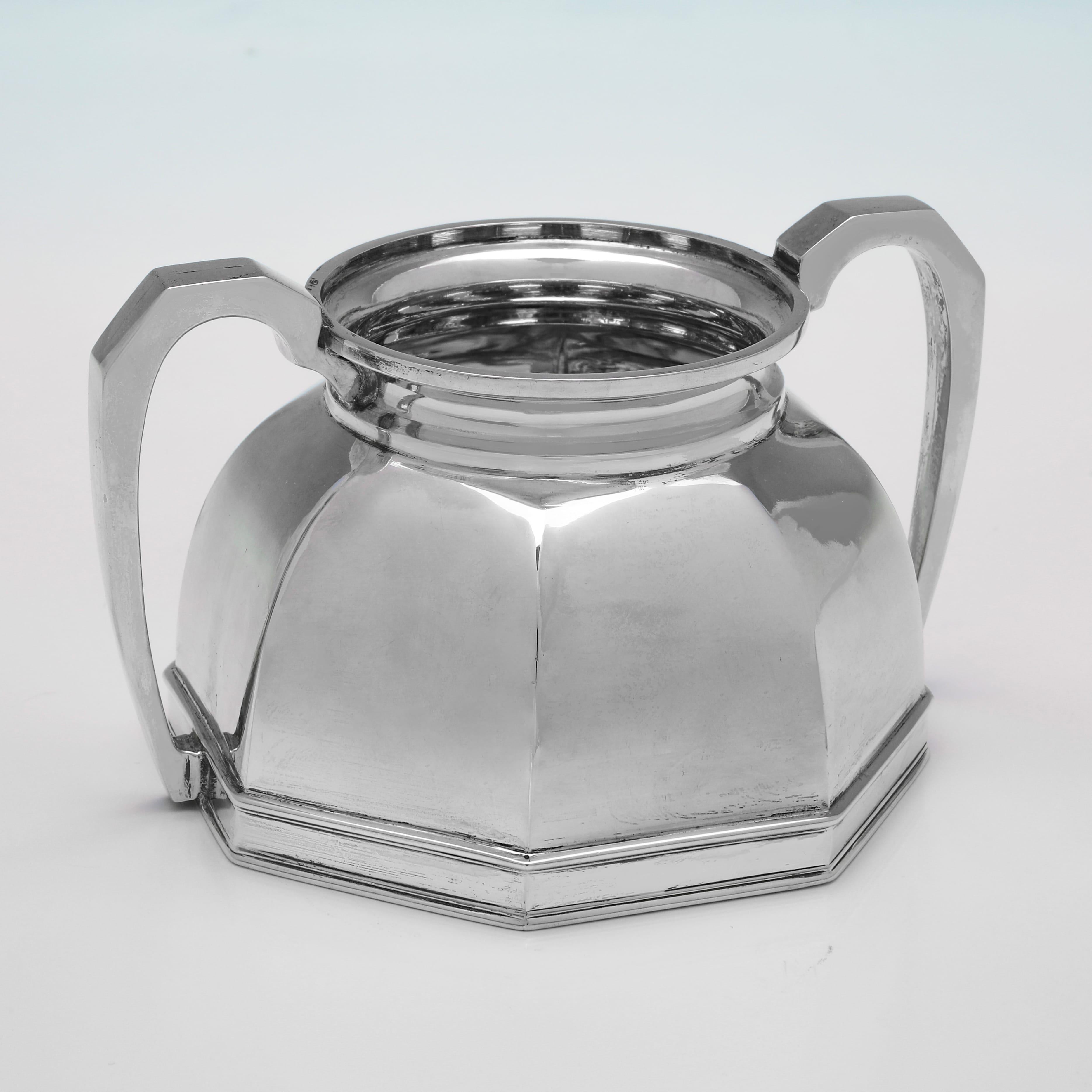 Milieu du XXe siècle Service à thé en argent sterling de la période Art déco par Walker & Hall Sheffield 1939 en vente