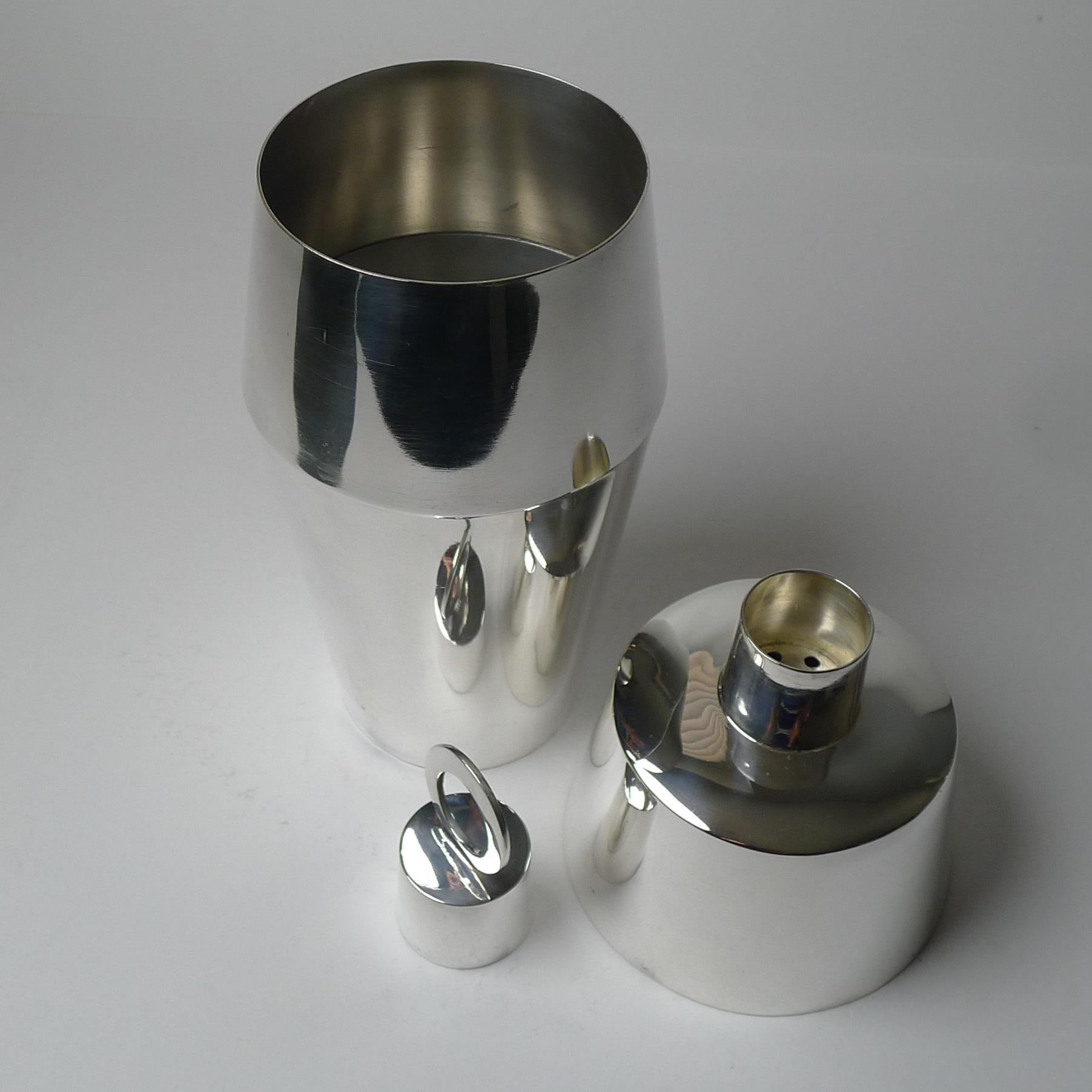 Stylish Art Deco Silver Plated Cocktail Shaker by William Hutton In Good Condition For Sale In Bath, GB