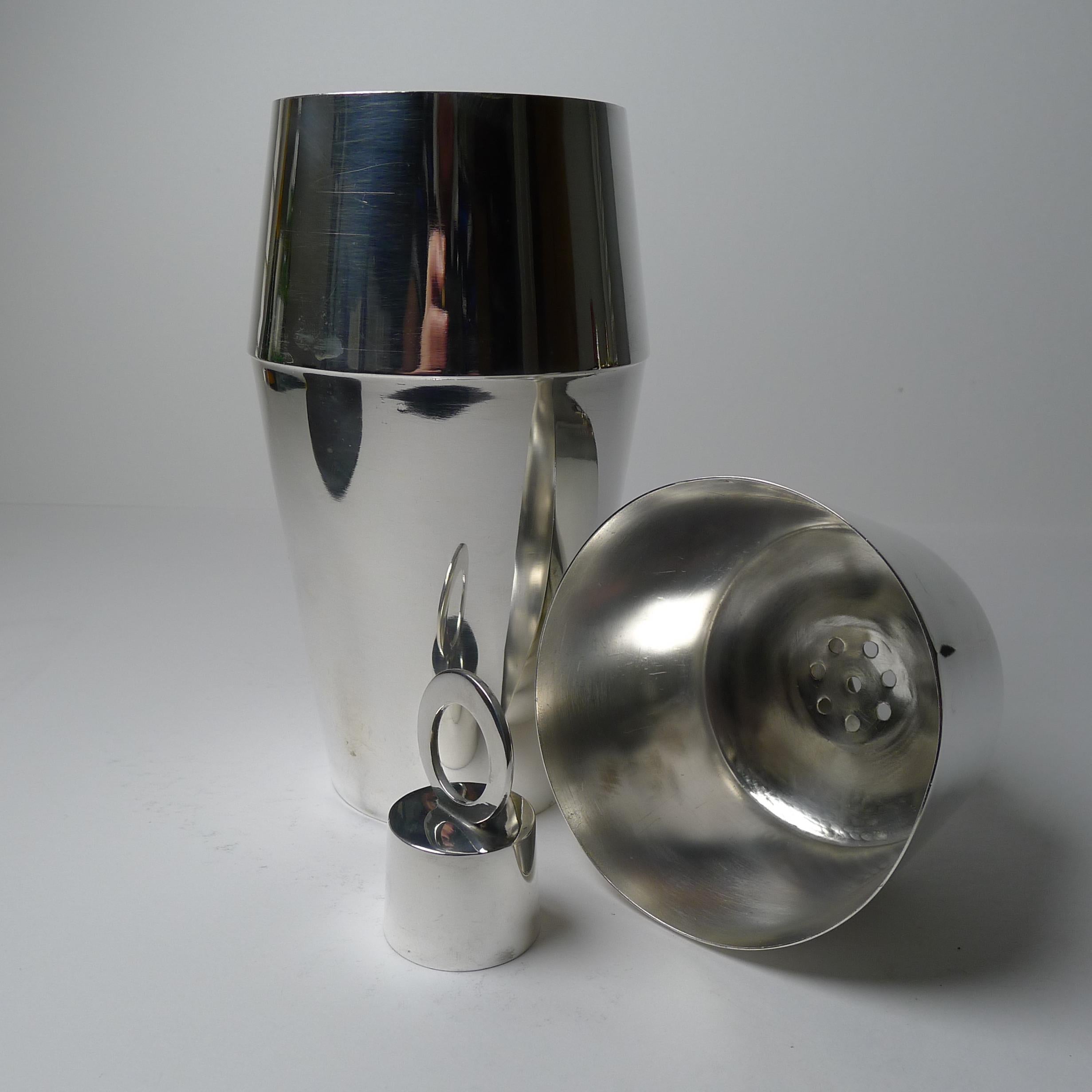 Mid-20th Century Stylish Art Deco Silver Plated Cocktail Shaker by William Hutton For Sale