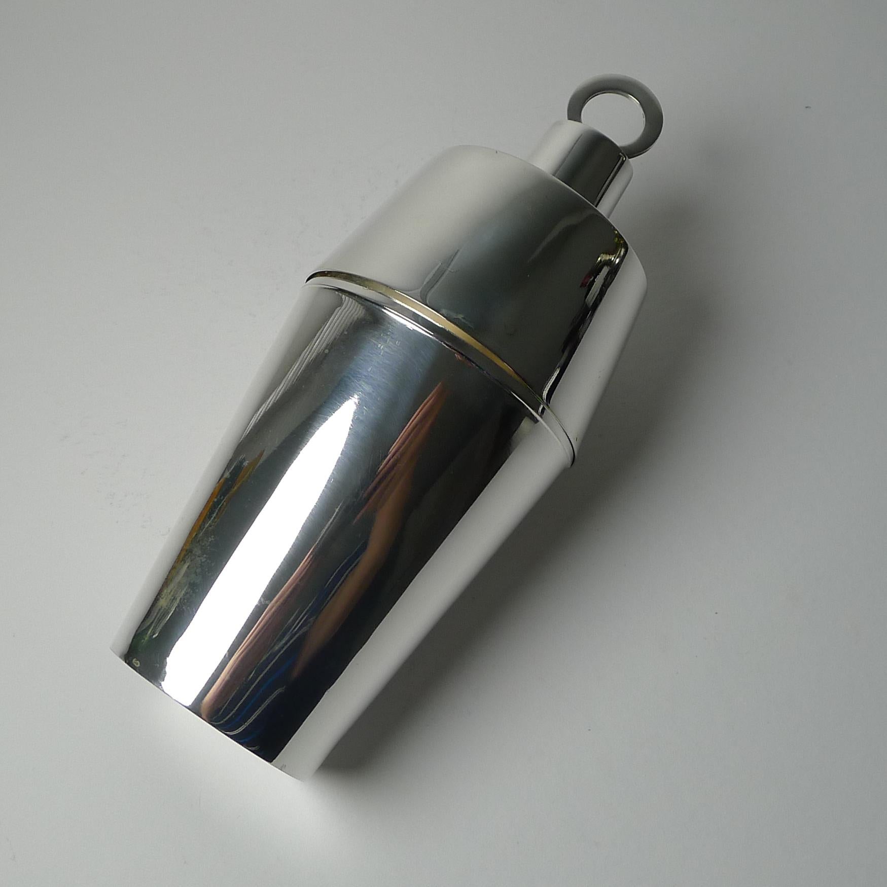Stylish Art Deco Silver Plated Cocktail Shaker by William Hutton For Sale 3