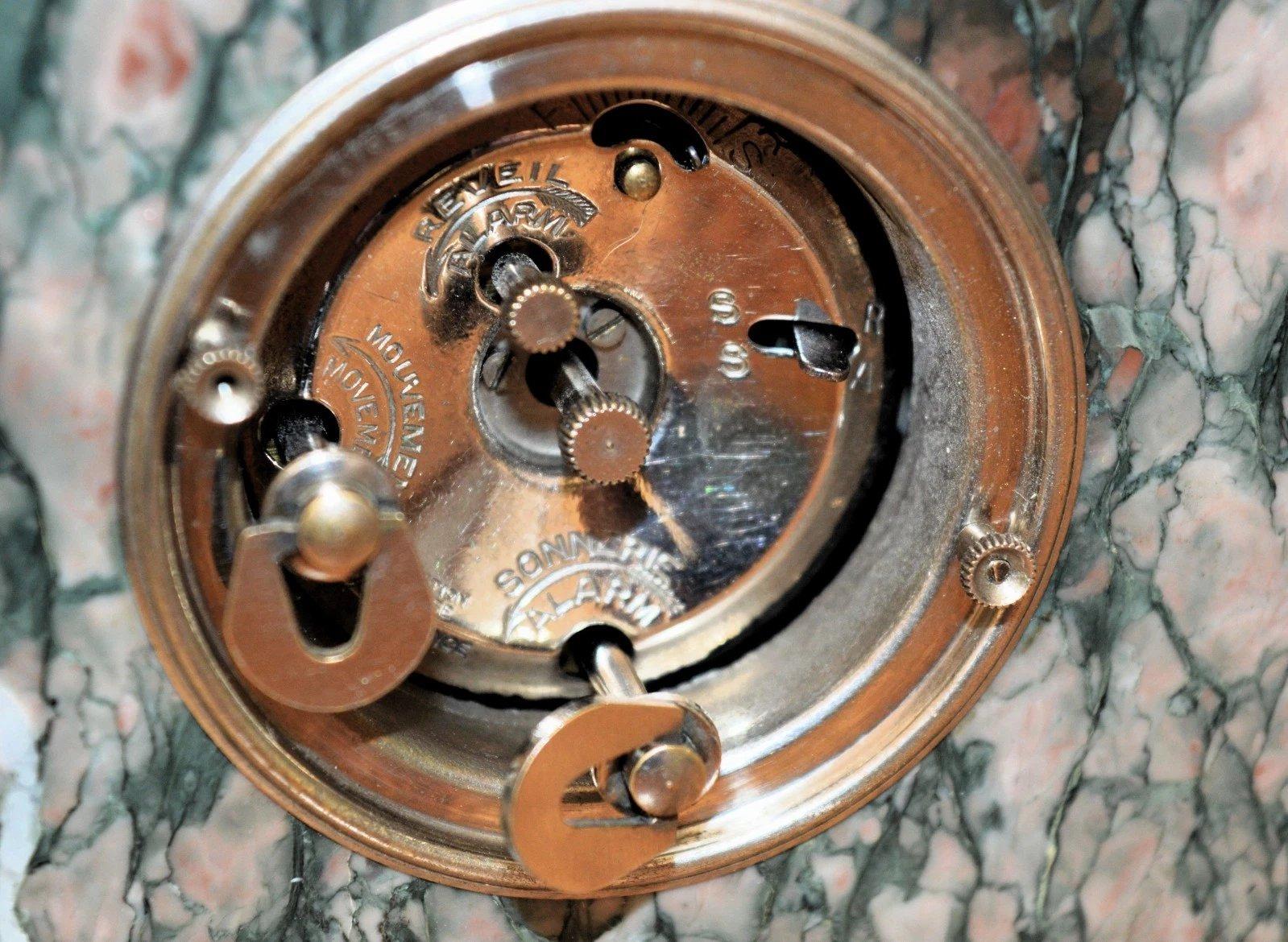 Hergestellt von dem renommierten französischen Hersteller DEP ~ aus der Familie Depary, die in der Art-Déco-Ära der 1920er und 30er Jahre florierte.  Zu dieser Zeit wurde er auch als Symbol für Durée, Elegance und Precision vermarktet.
Sehr