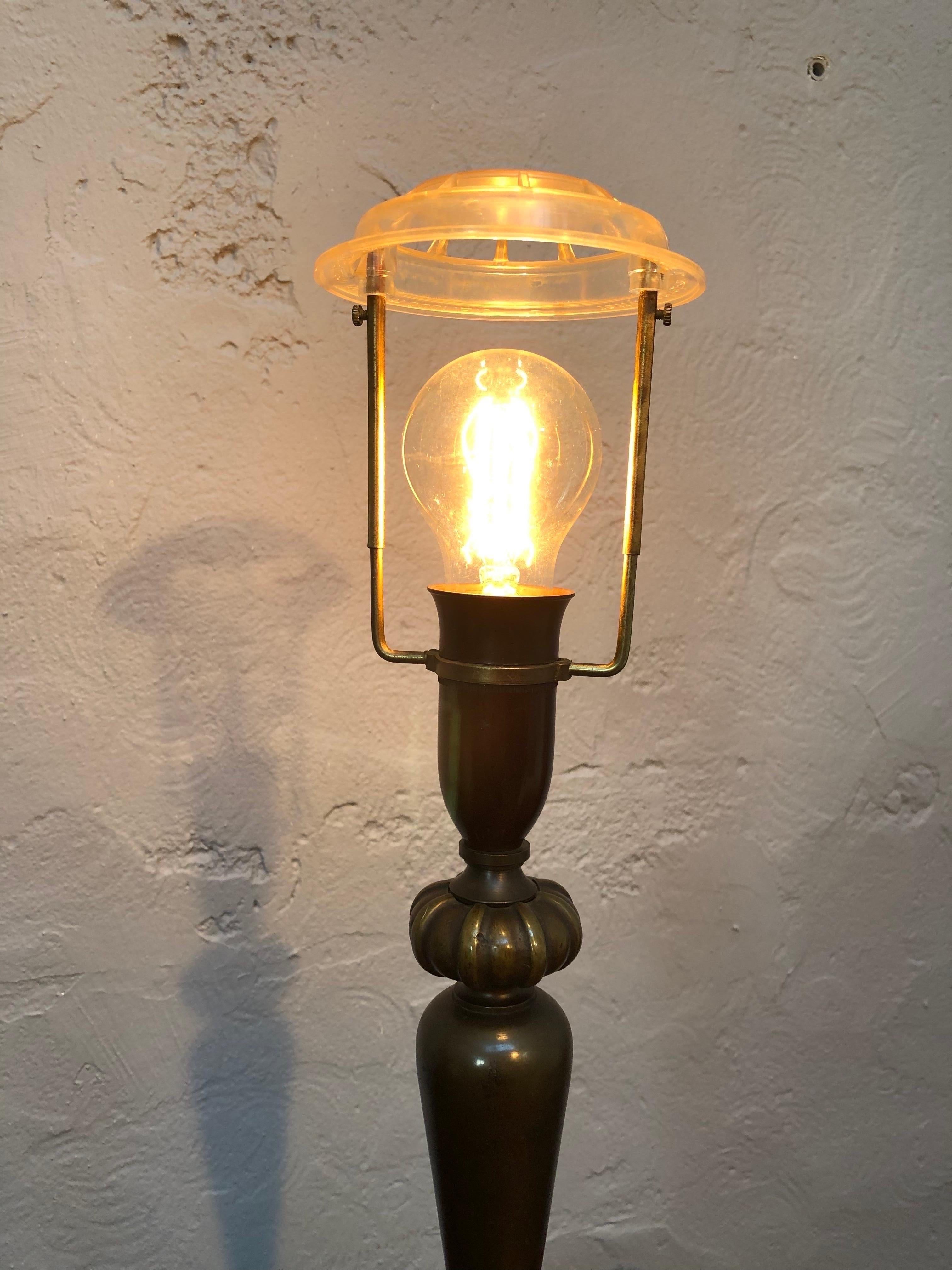 Lampe de table Art Déco élégante en laiton moulé en vente 2