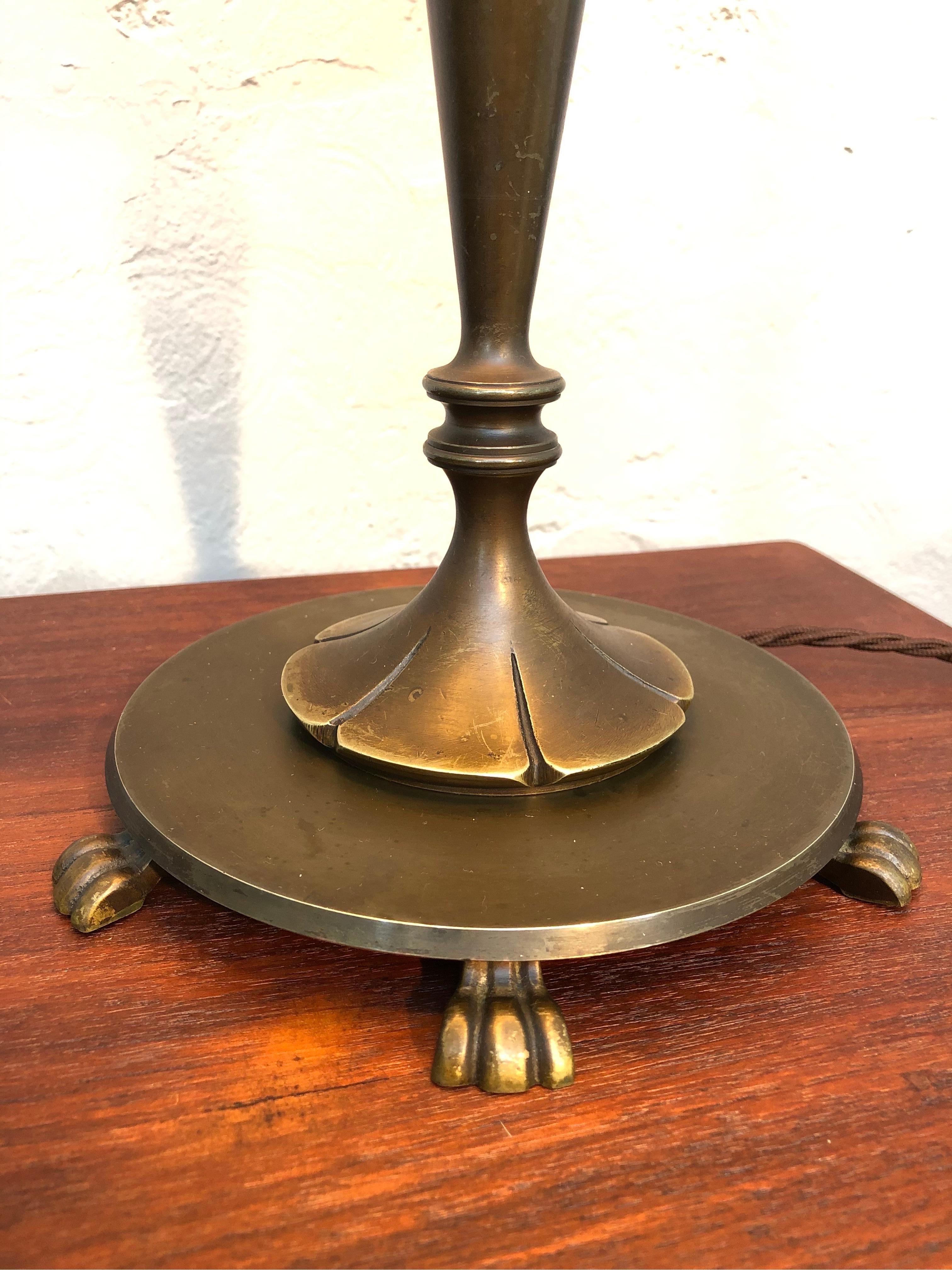 Stylish Art Deco Table Lamp in Cast Brass For Sale 4