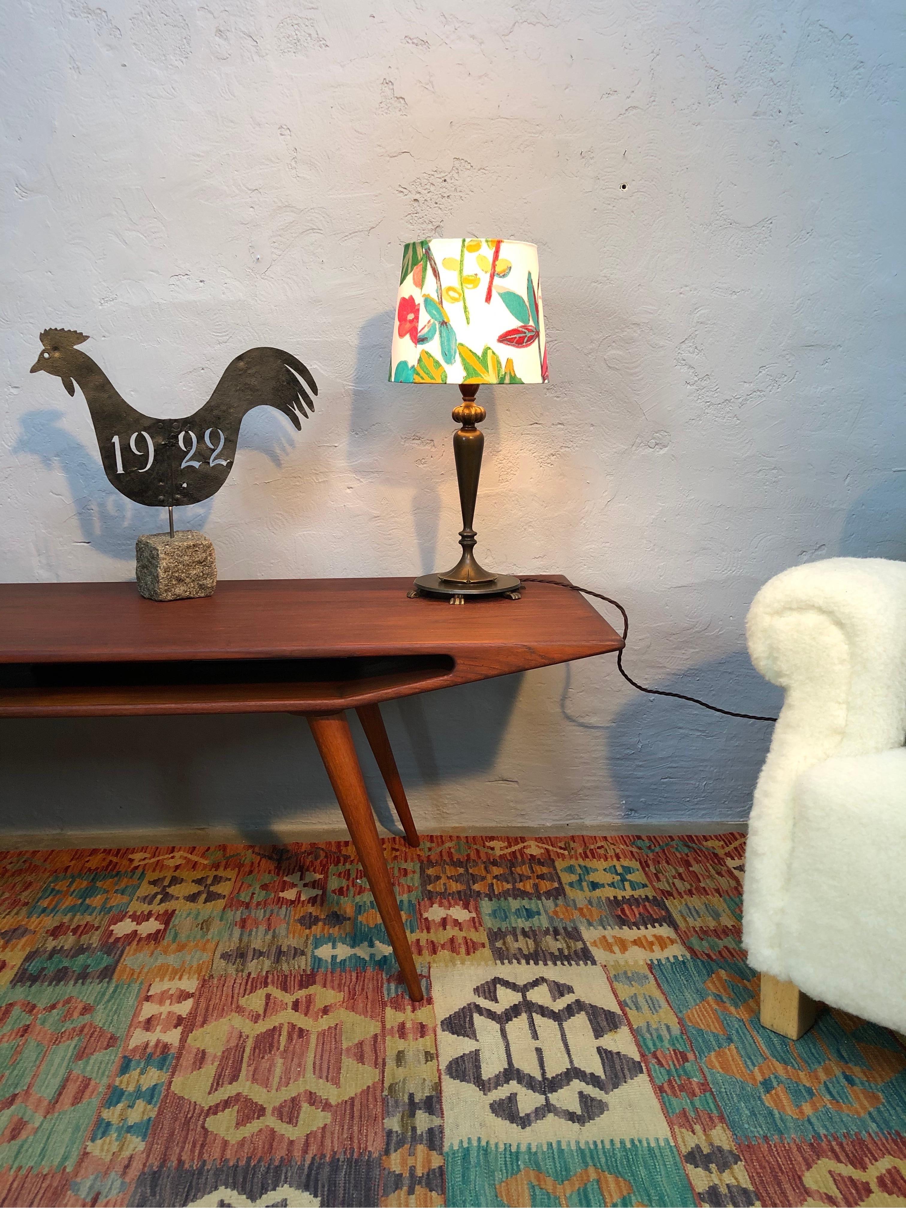 Stilvolle Art-Déco-Tischlampe mit schönem zeitgenössischem Design.
Aus Messing gegossen und auf sechs Krallenfüßen sitzend. 
Hübsche Farbe das Messing.
Große Qualität, typisch für diese Zeit.
Neu verdrahtet mit einem braunen, verdrillten