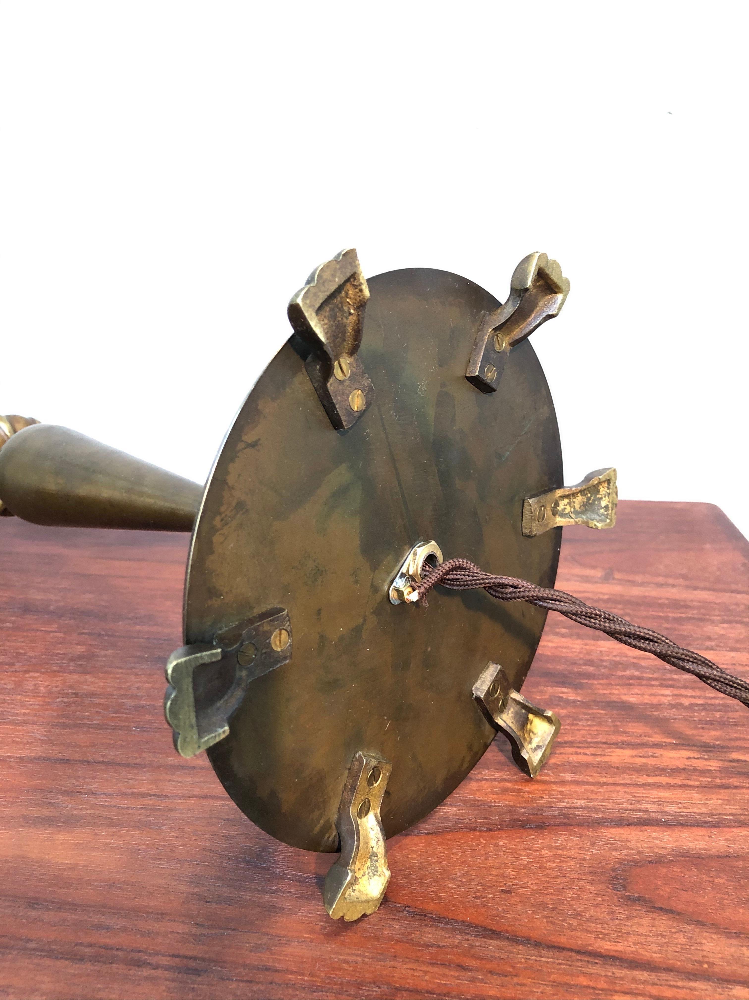 Stilvolle Art-Déco-Tischlampe aus gegossenem Messing (Moderne der Mitte des Jahrhunderts) im Angebot