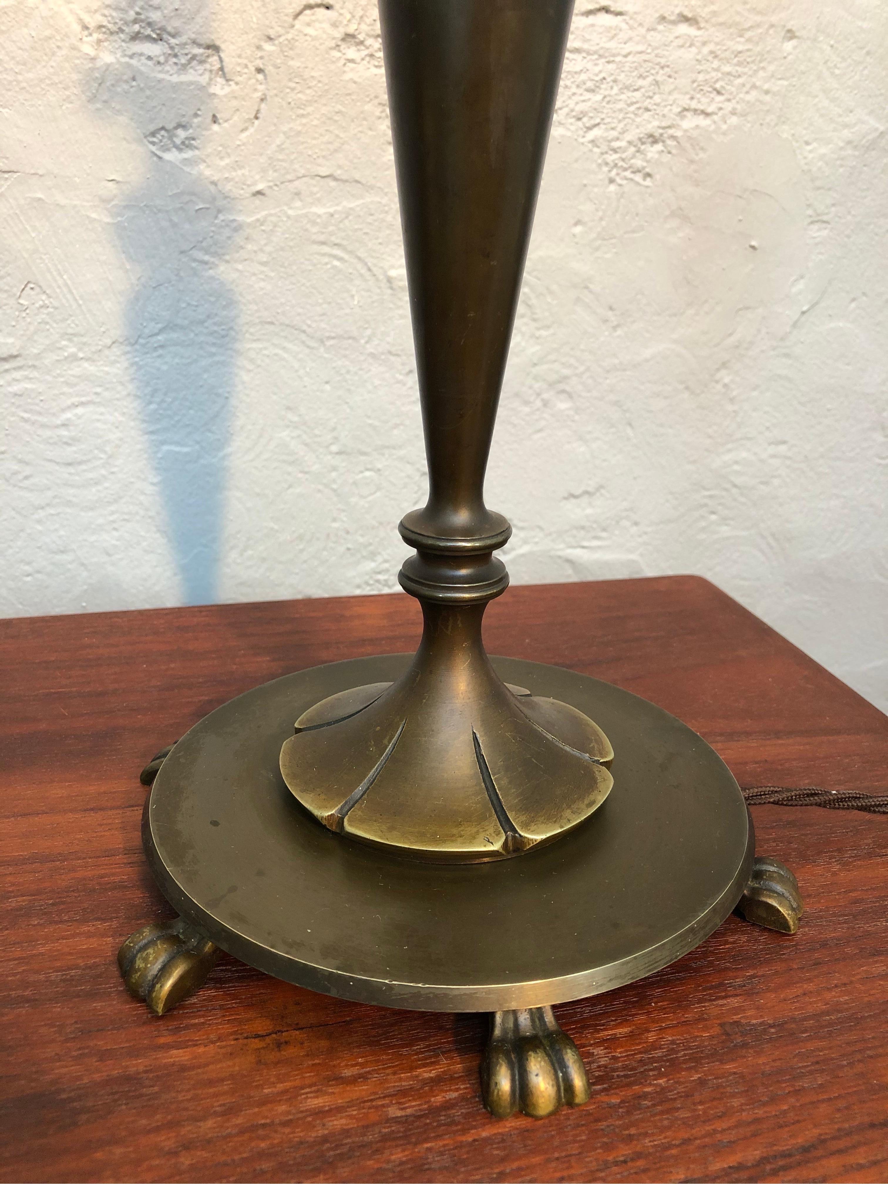 Lampe de table Art Déco élégante en laiton moulé Bon état - En vente à Søborg, DK