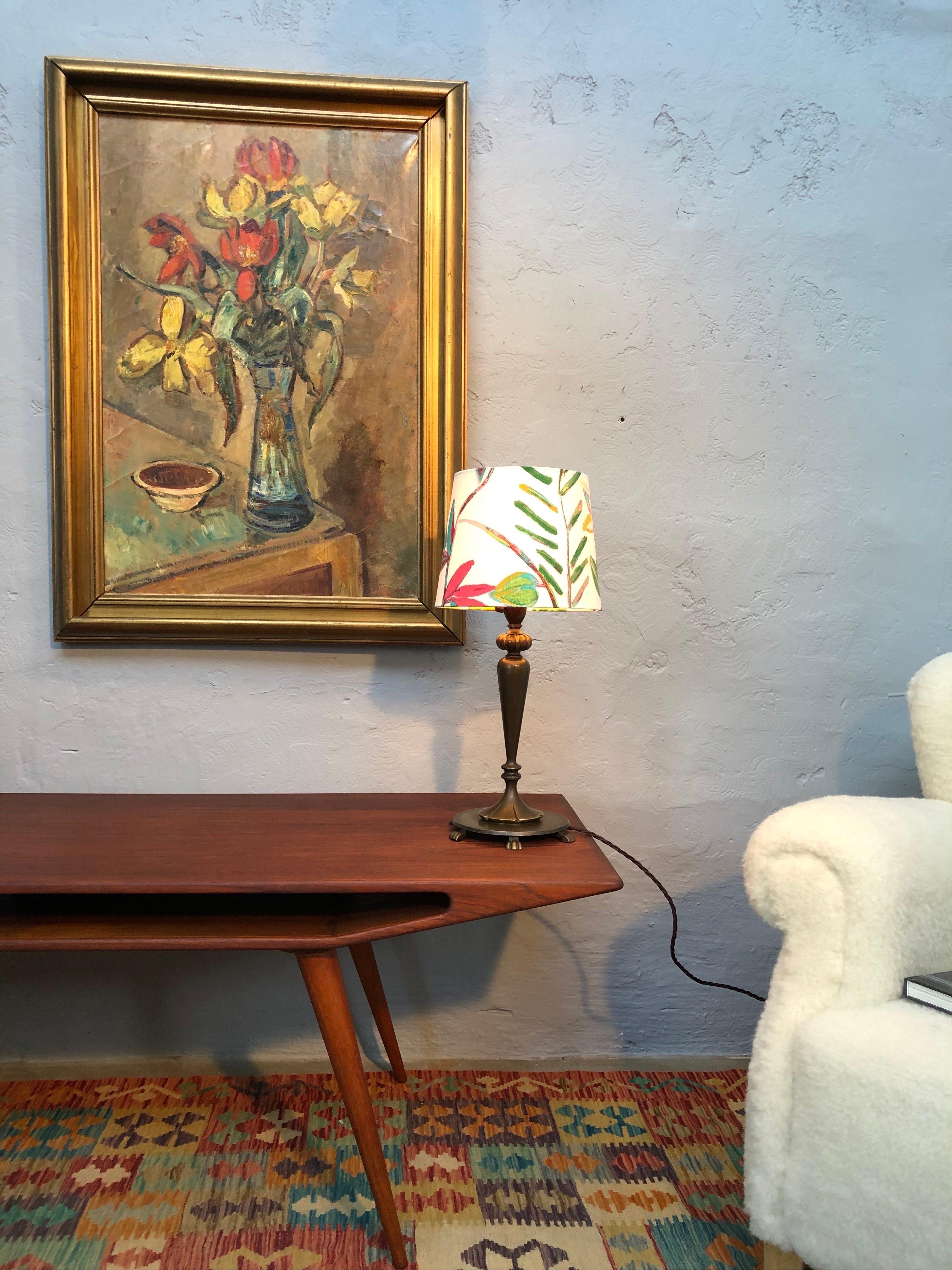 Milieu du XXe siècle Lampe de table Art Déco élégante en laiton moulé en vente