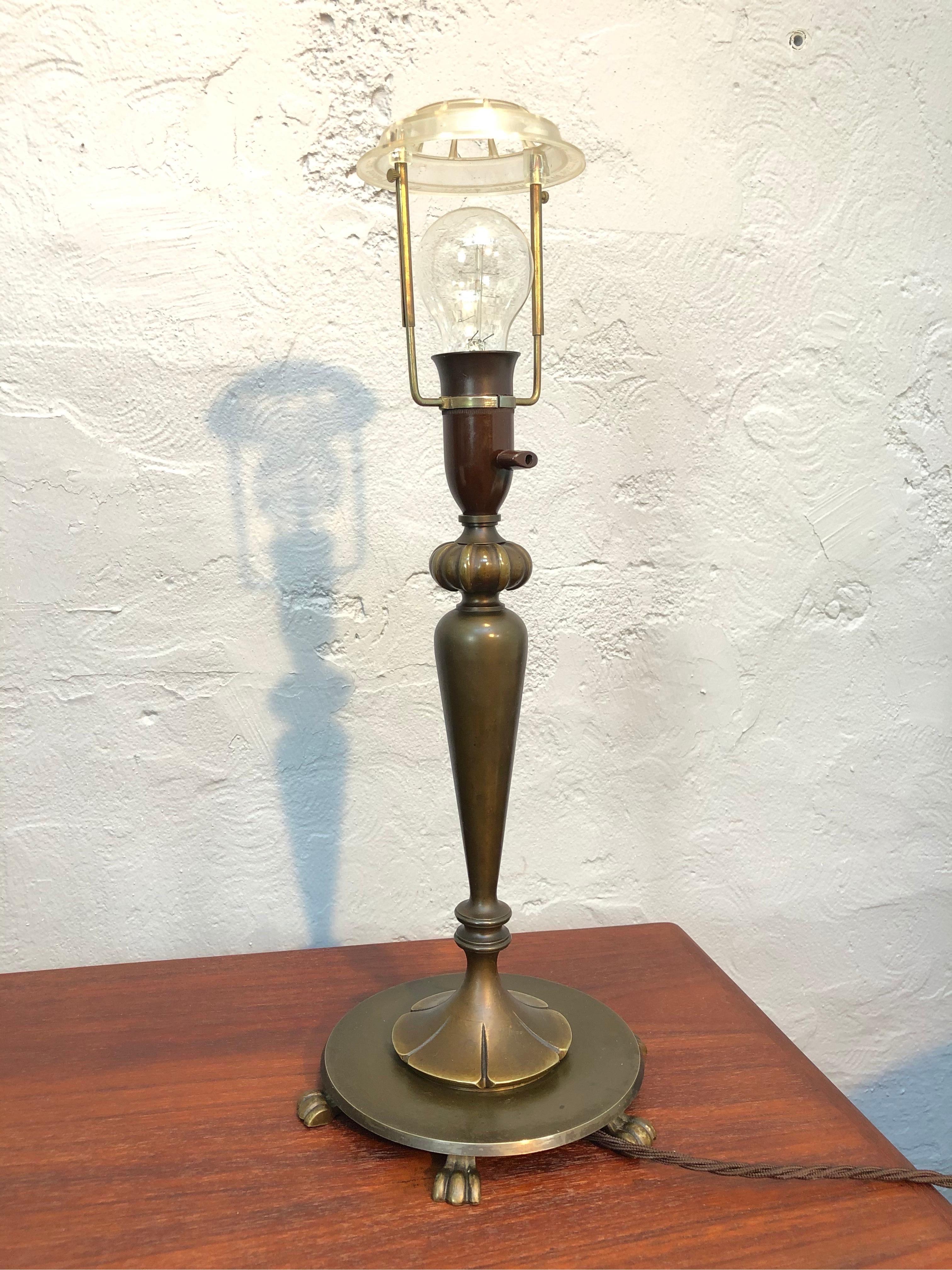 Stylish Art Deco Table Lamp in Cast Brass For Sale 1