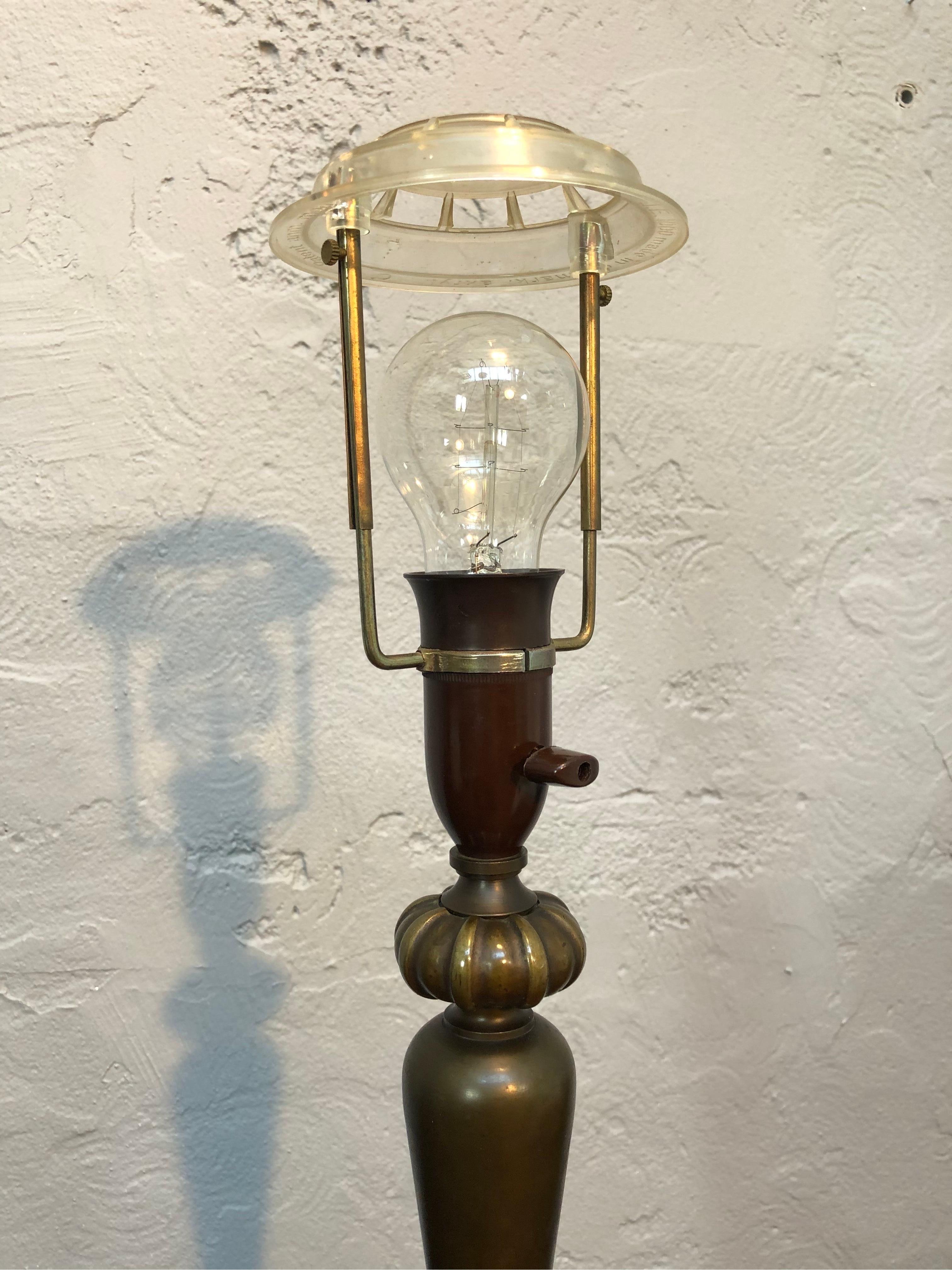 Stilvolle Art-Déco-Tischlampe aus gegossenem Messing im Angebot 2