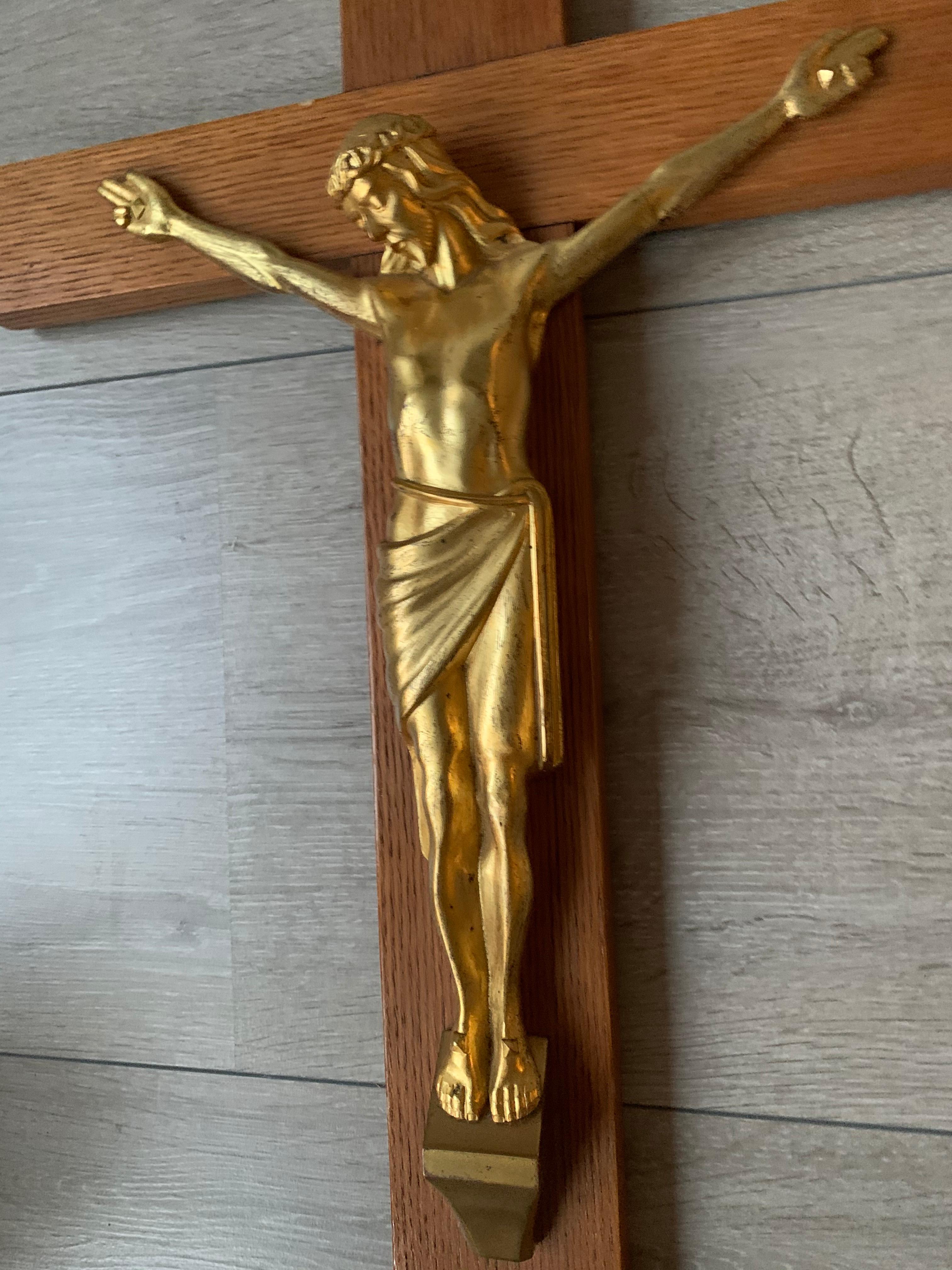 Stylish Art Deco Wall Crucifix Gilt Bronze Christ Corpus Mounted on a Oak Cross For Sale 1
