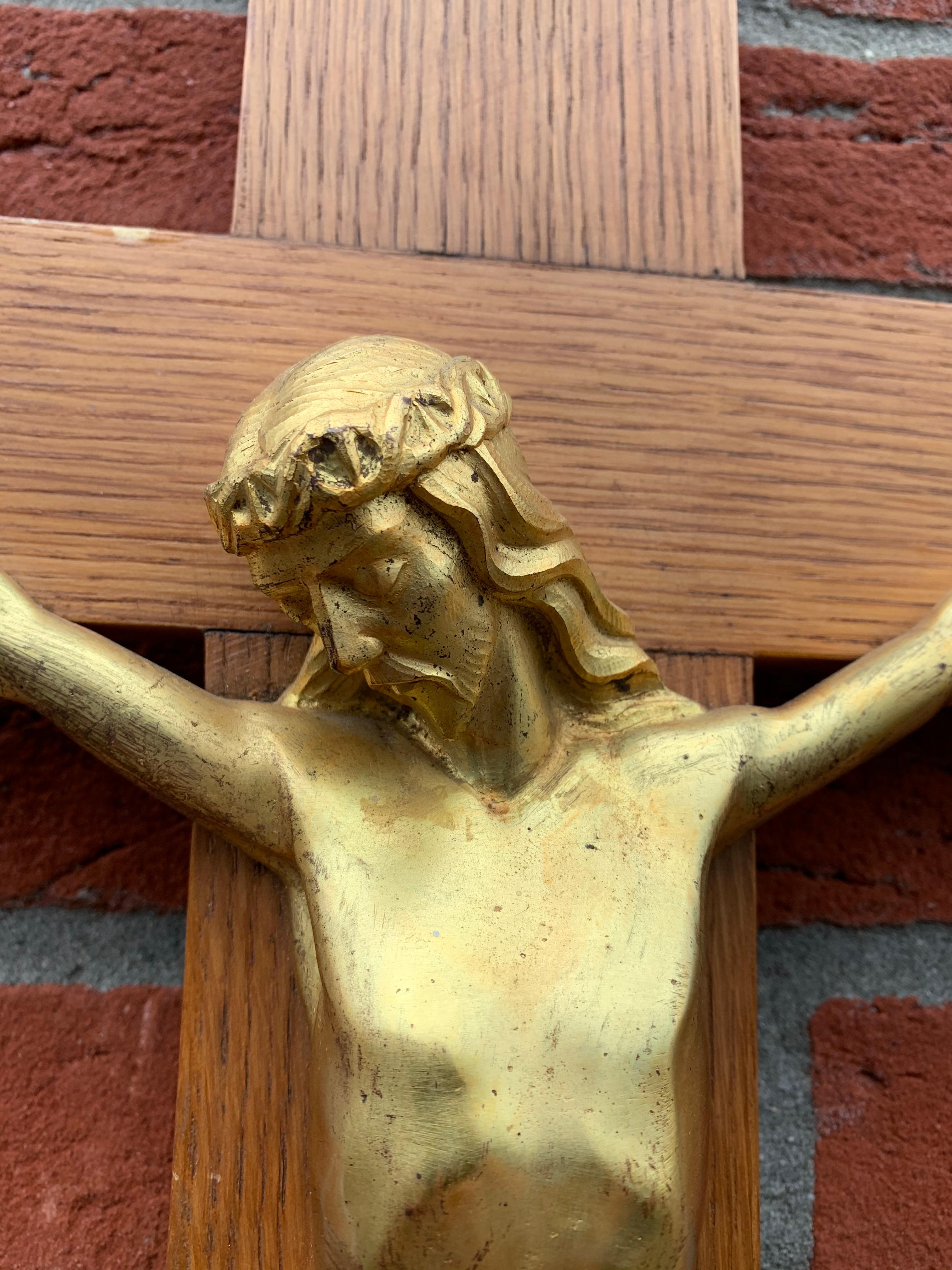 Stylish Art Deco Wall Crucifix Gilt Bronze Christ Corpus Mounted on a Oak Cross For Sale 3