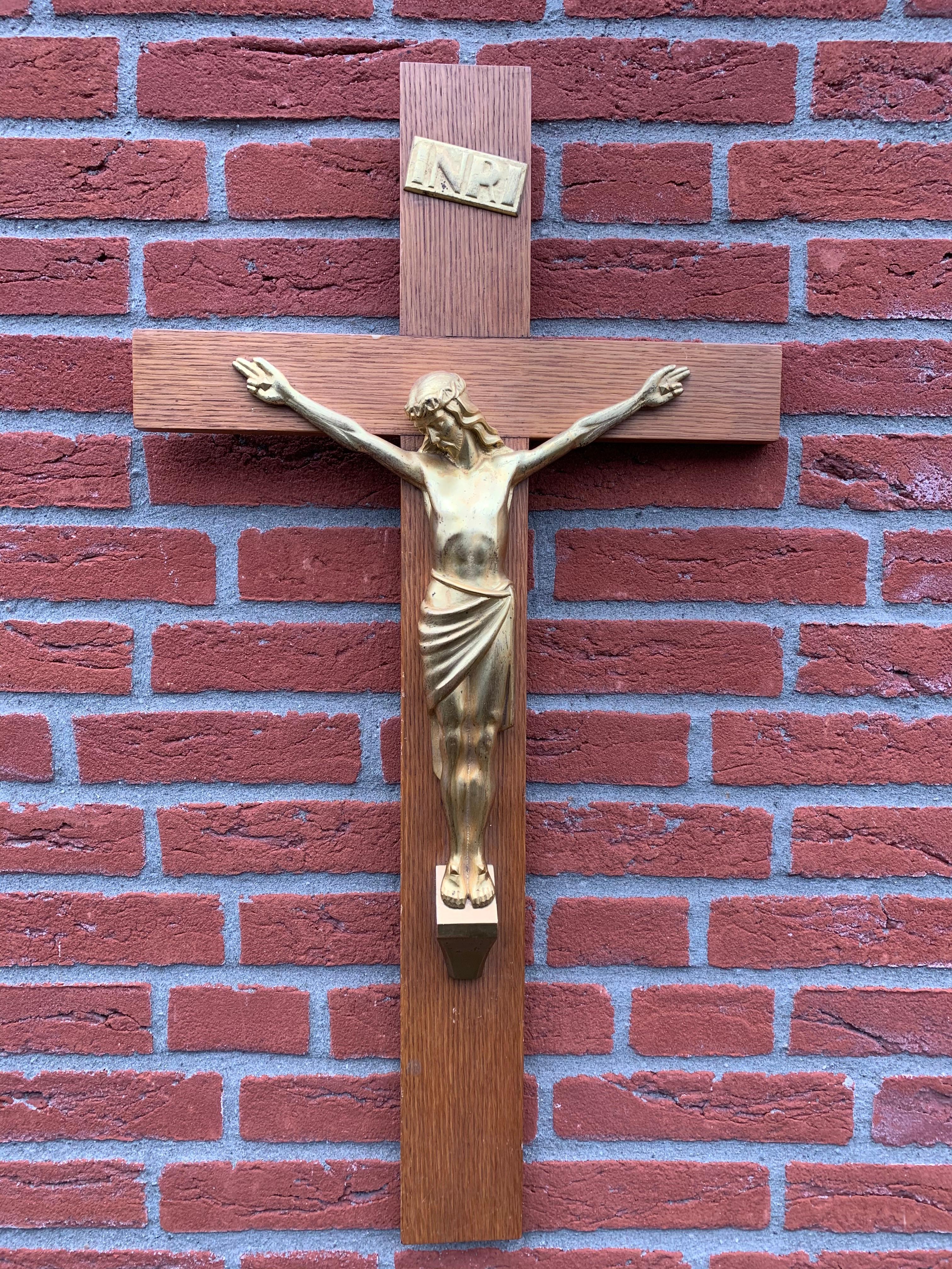 Élégant crucifix mural Art Déco du Christ Corpus en bronze doré monté sur une croix en chêne en vente 7