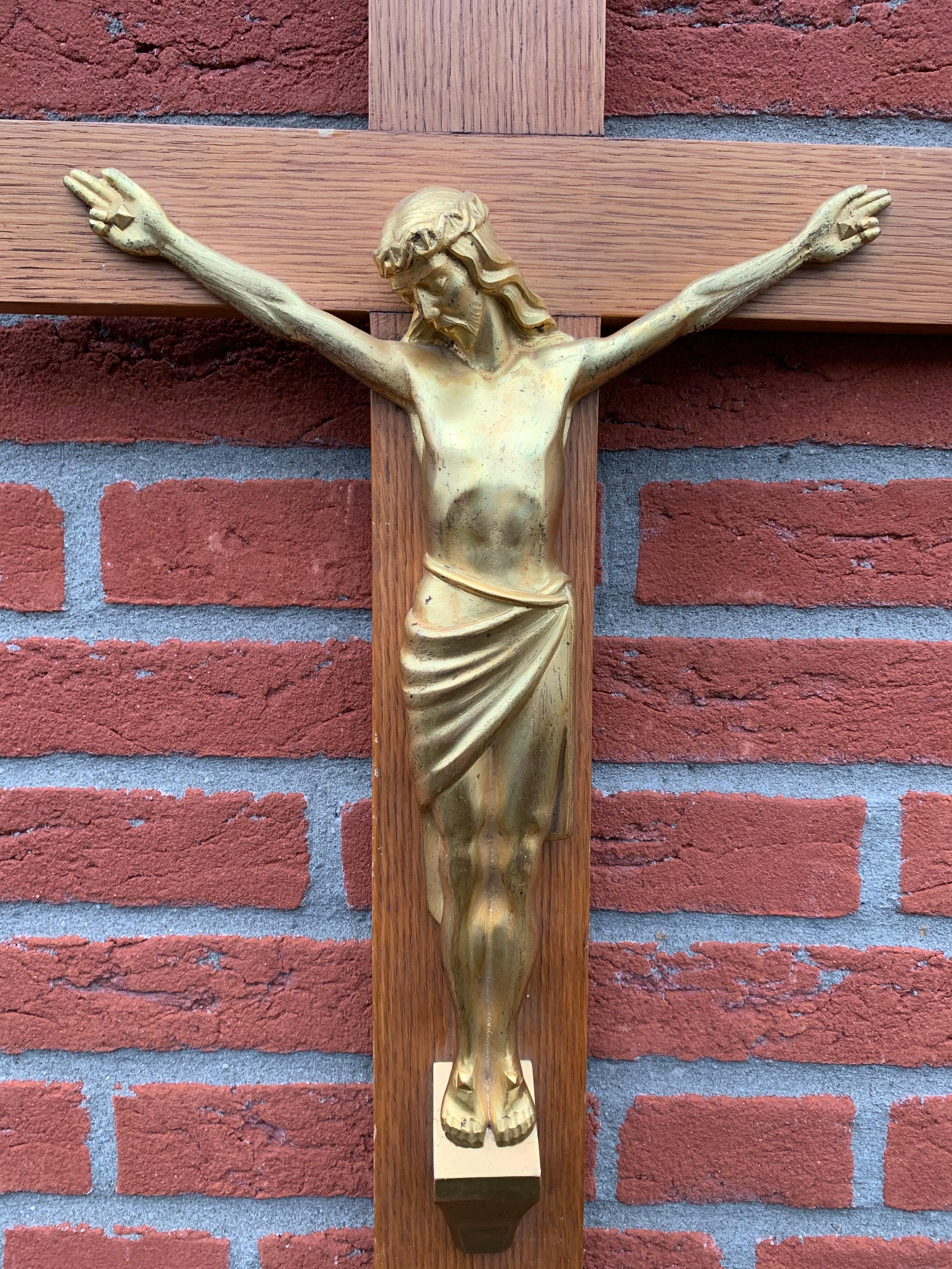 Seltene und schöne, feuervergoldete Christus-Skulptur aus der Zeit des Art déco.

Manche Kruzifixe zeigen Christus in schrecklichen Qualen, aber das Gesicht unter der Dornenkrone dieses Christus strahlt nichts als Ruhe und Gelassenheit aus. Sowohl