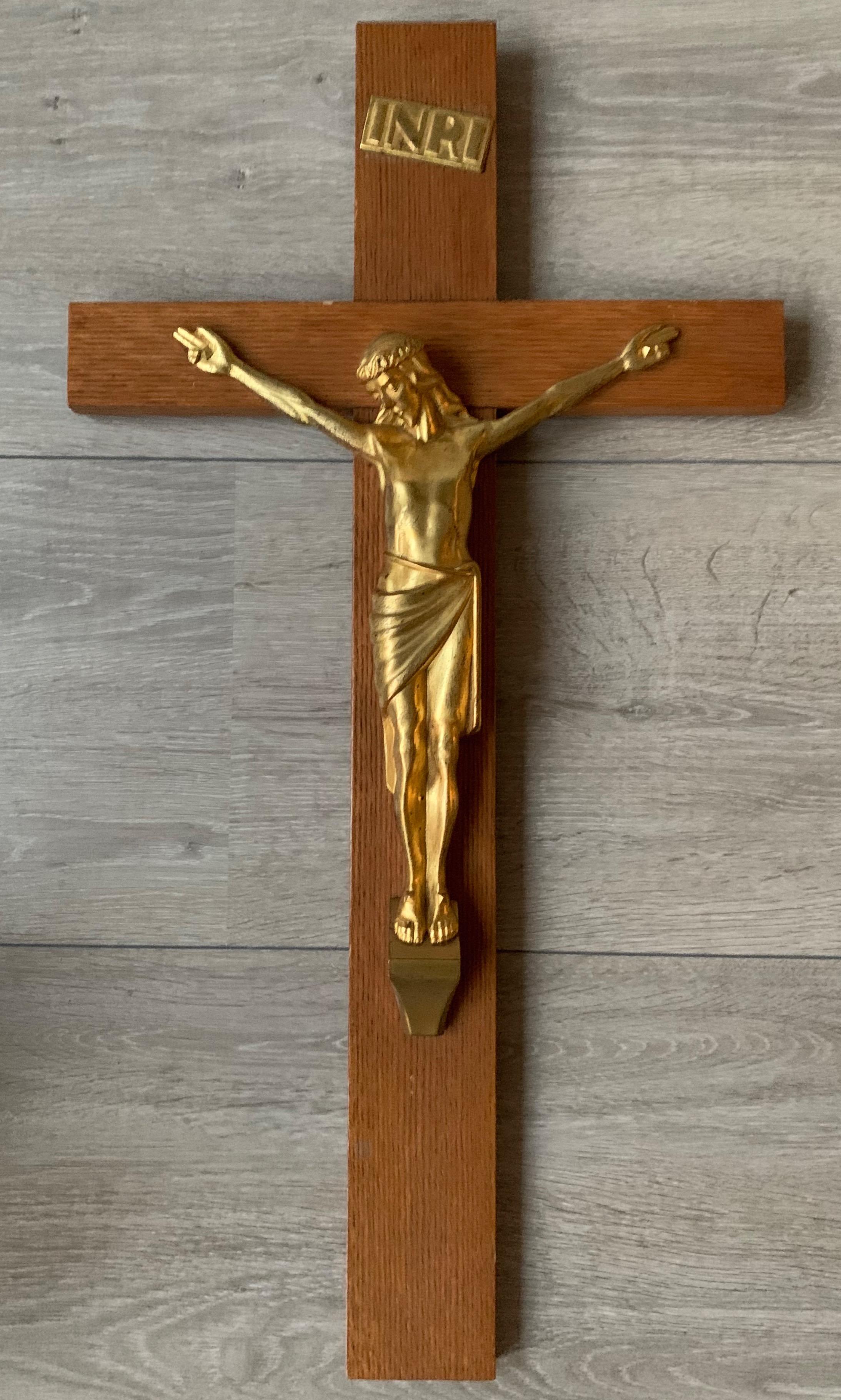 Art déco Élégant crucifix mural Art Déco du Christ Corpus en bronze doré monté sur une croix en chêne en vente