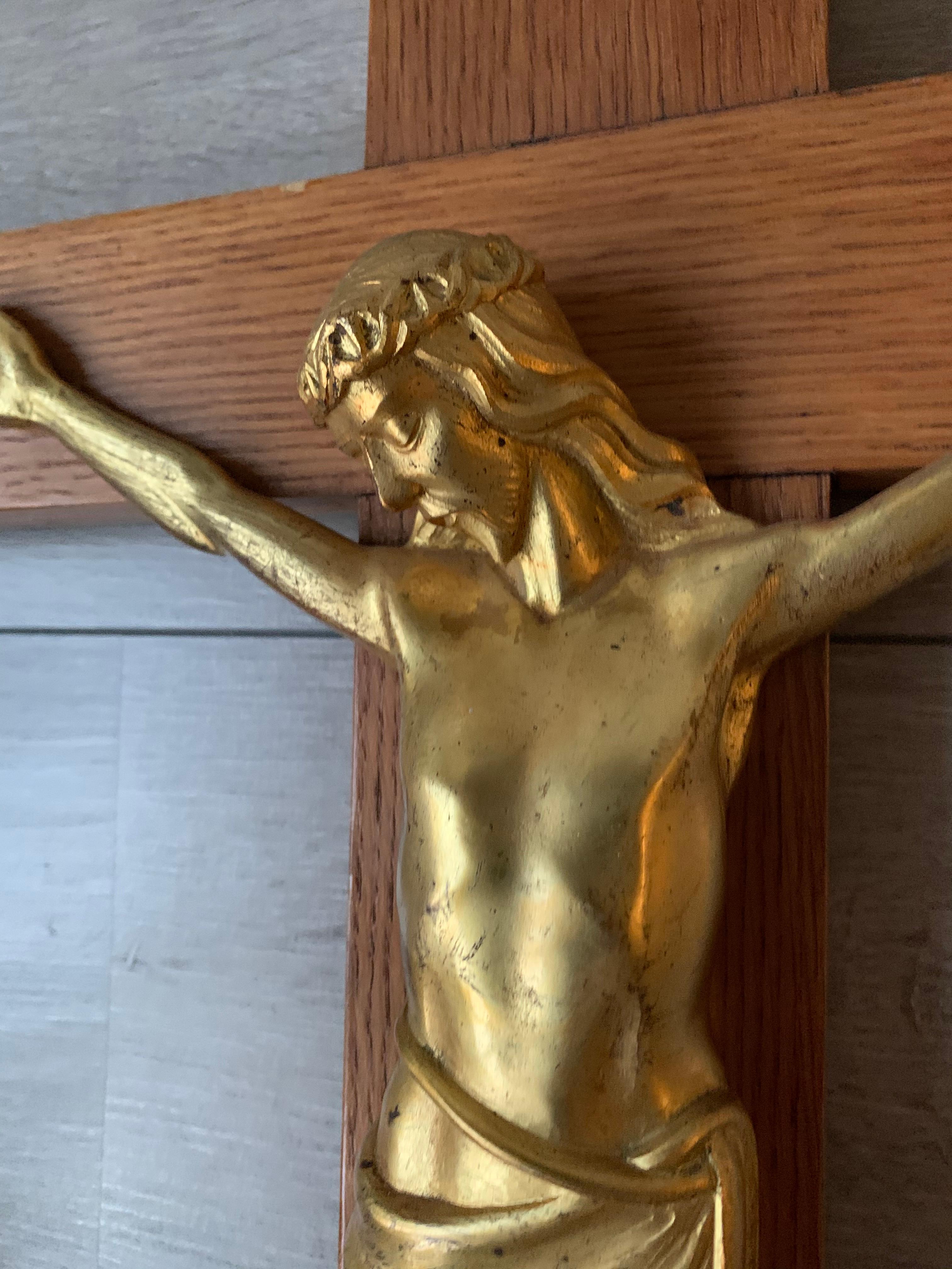 Stilvolles Art-Déco-Wandkreuzfix Christus Corpus aus vergoldeter Bronze auf einem Eichenholzkreuz (Europäisch) im Angebot