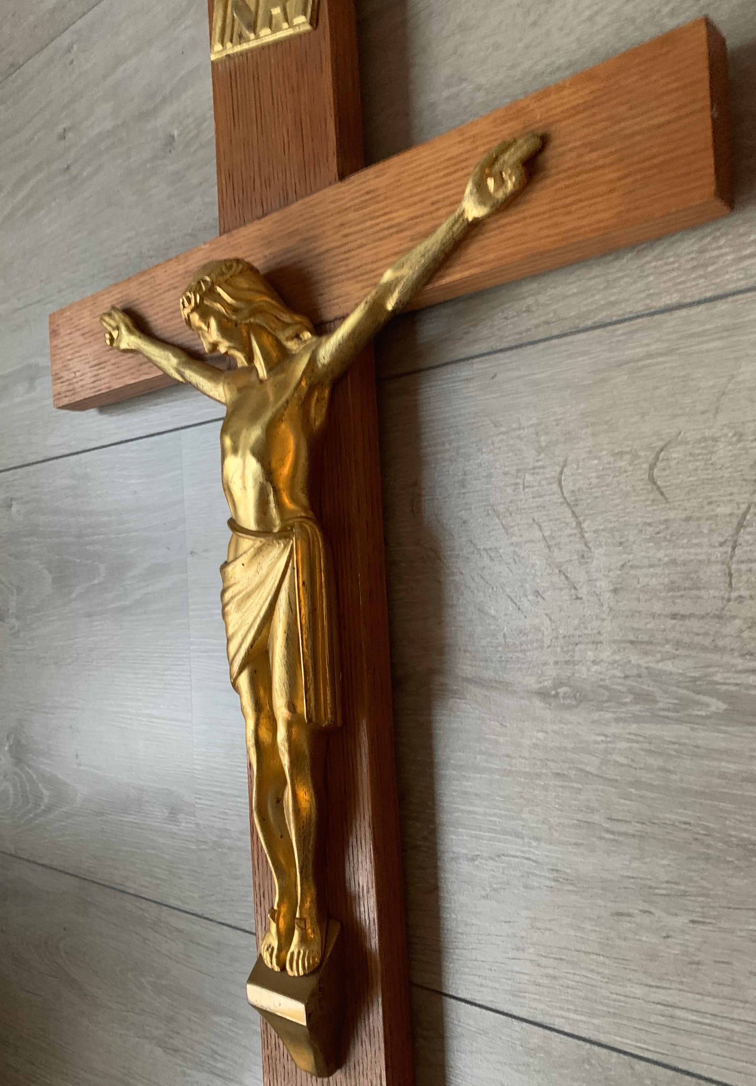 Stilvolles Art-Déco-Wandkreuzfix Christus Corpus aus vergoldeter Bronze auf einem Eichenholzkreuz (Handgefertigt) im Angebot