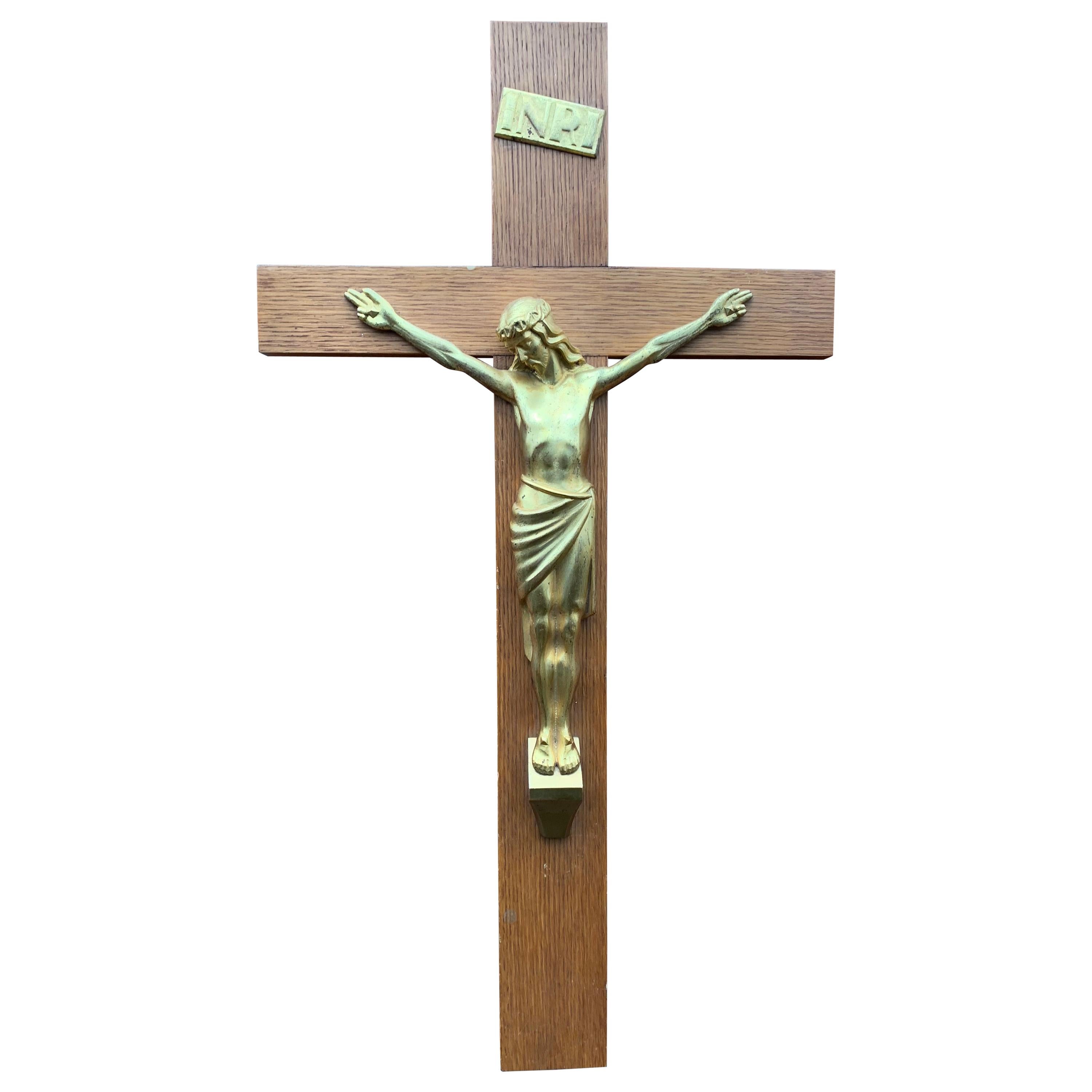 Élégant crucifix mural Art Déco du Christ Corpus en bronze doré monté sur une croix en chêne