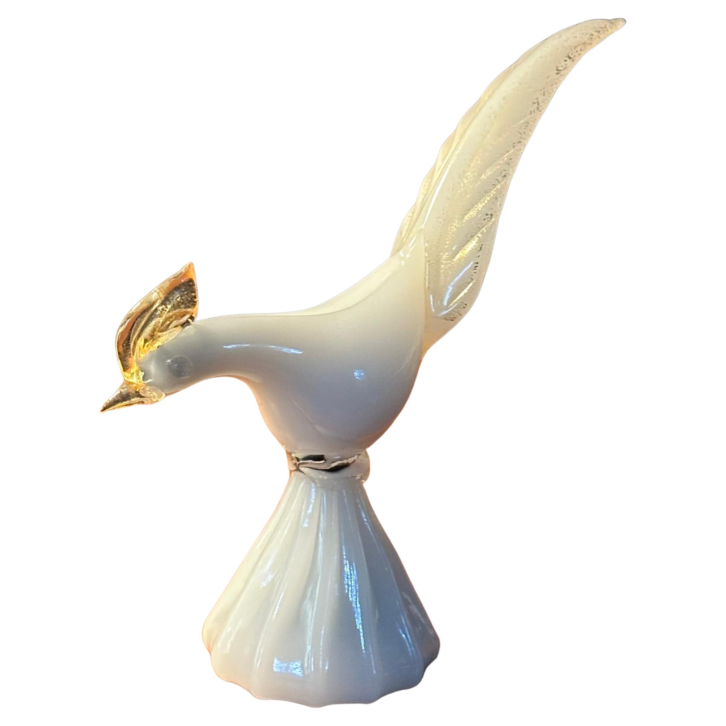 Stylish art glass bird sculpture by Murano Glass, circa 1960s. The piece is in very good vintage condition with no chips or cracks and measures 6.5