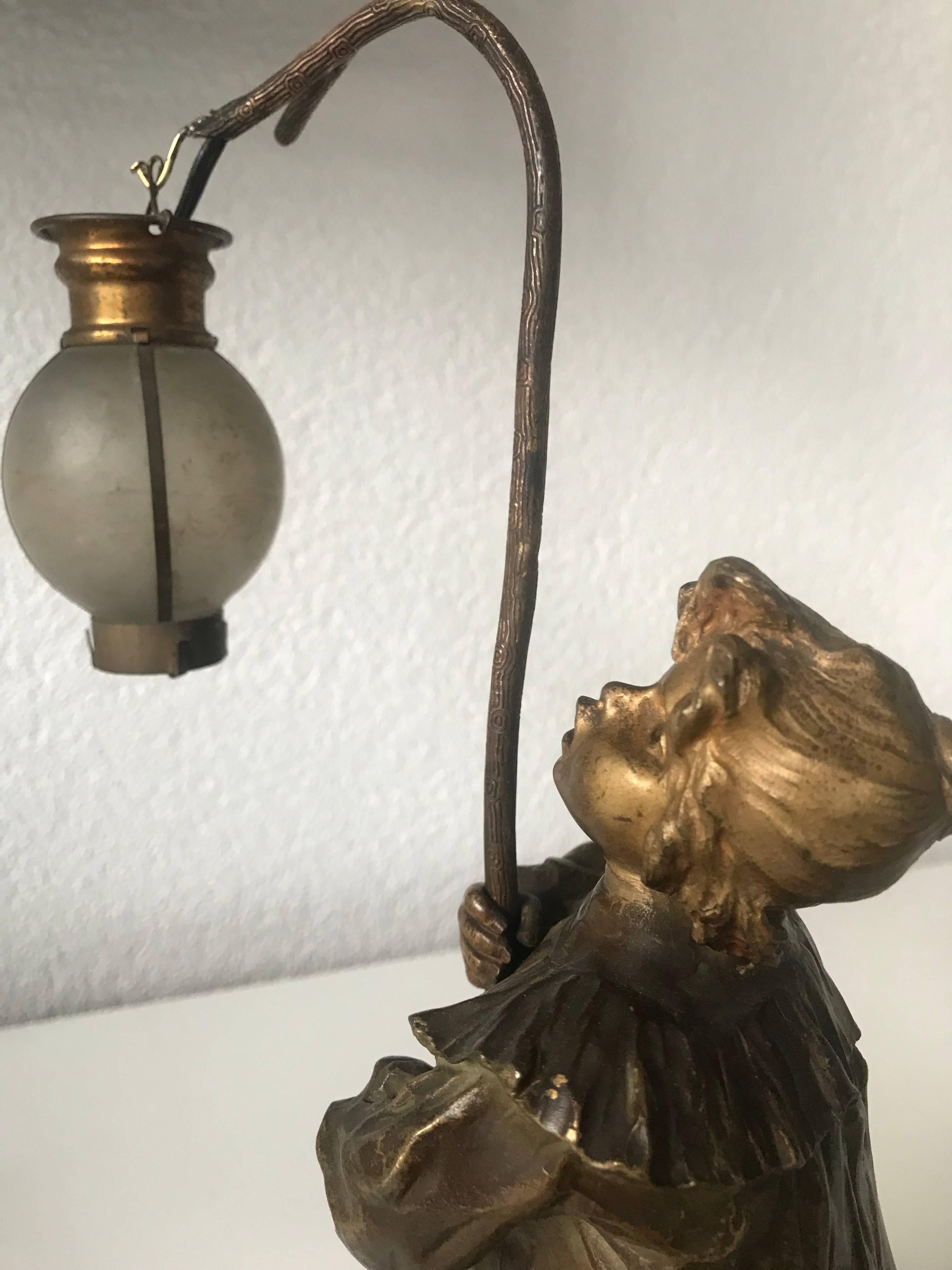 Rare en wonderful quality, sculptural table lamp. 

This antique, Art Nouveau table or desk lamp embodies everything we love about art and antiques. The beautiful and realistic girl sculpture is a true work of art and she is in excellent condition.