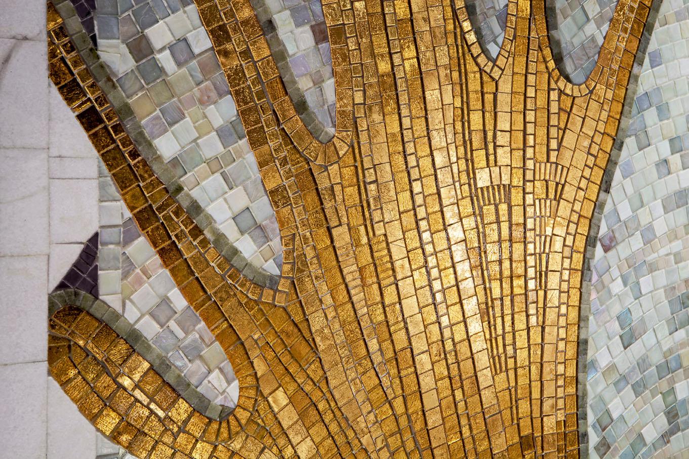 Stilvoller, künstlerischer Mosaik, handgefertigt  Blattgold-Glas- und Marmor-Mosaik (Moderne) im Angebot