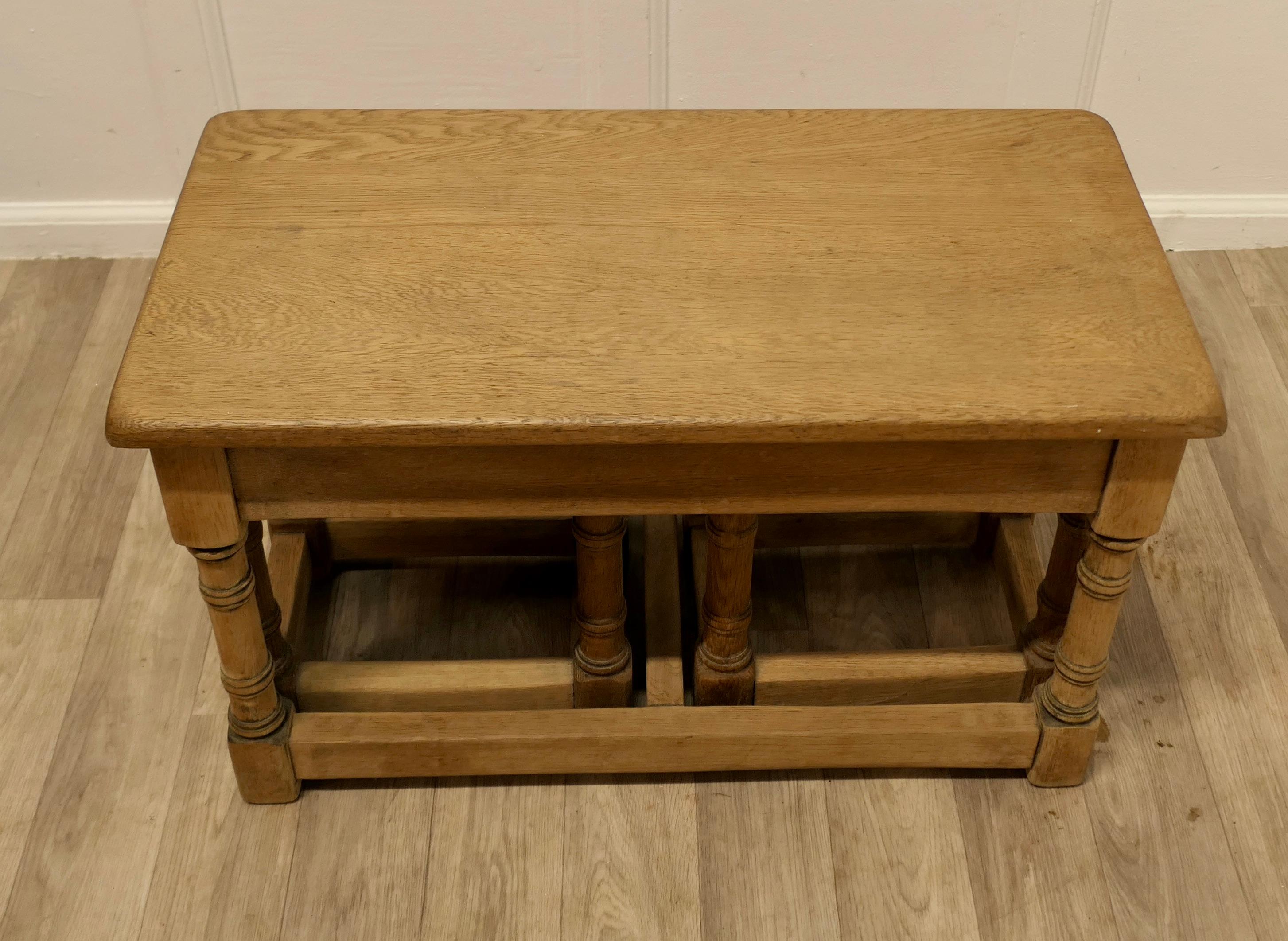 Stylish Arts and Crafts Nest Of Oak Tables In Good Condition For Sale In Godshill, Isle of Wight