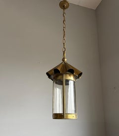 Atemberaubende Arts and Crafts-Laterne/Anhänger aus Messing und zylindrischem Glas mit gewölbter Platte
