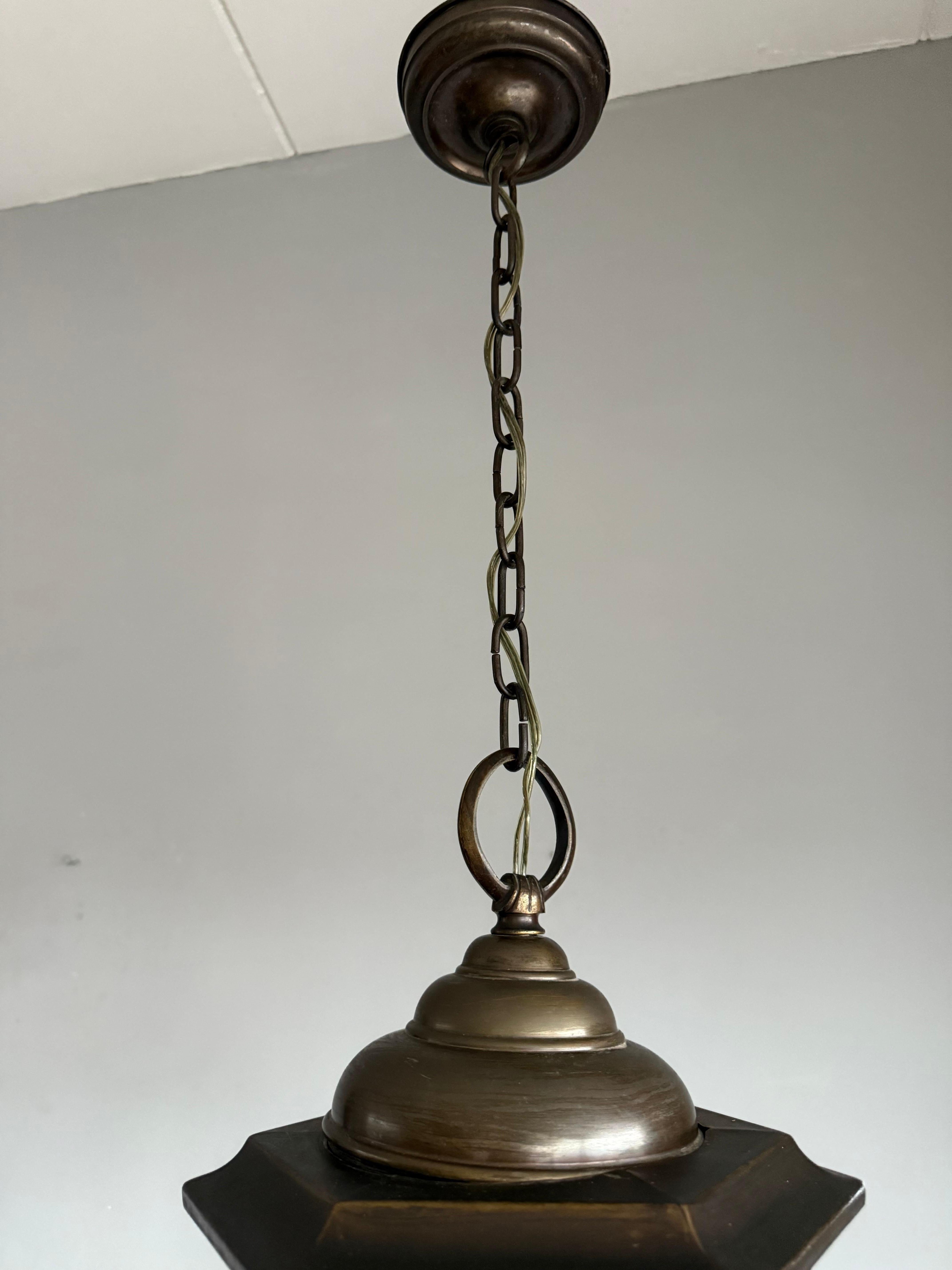 Elegante lampada a sospensione a lanterna con pannelli smussati in bronzo e vetro trasparente di Arts & Crafts in vendita 2