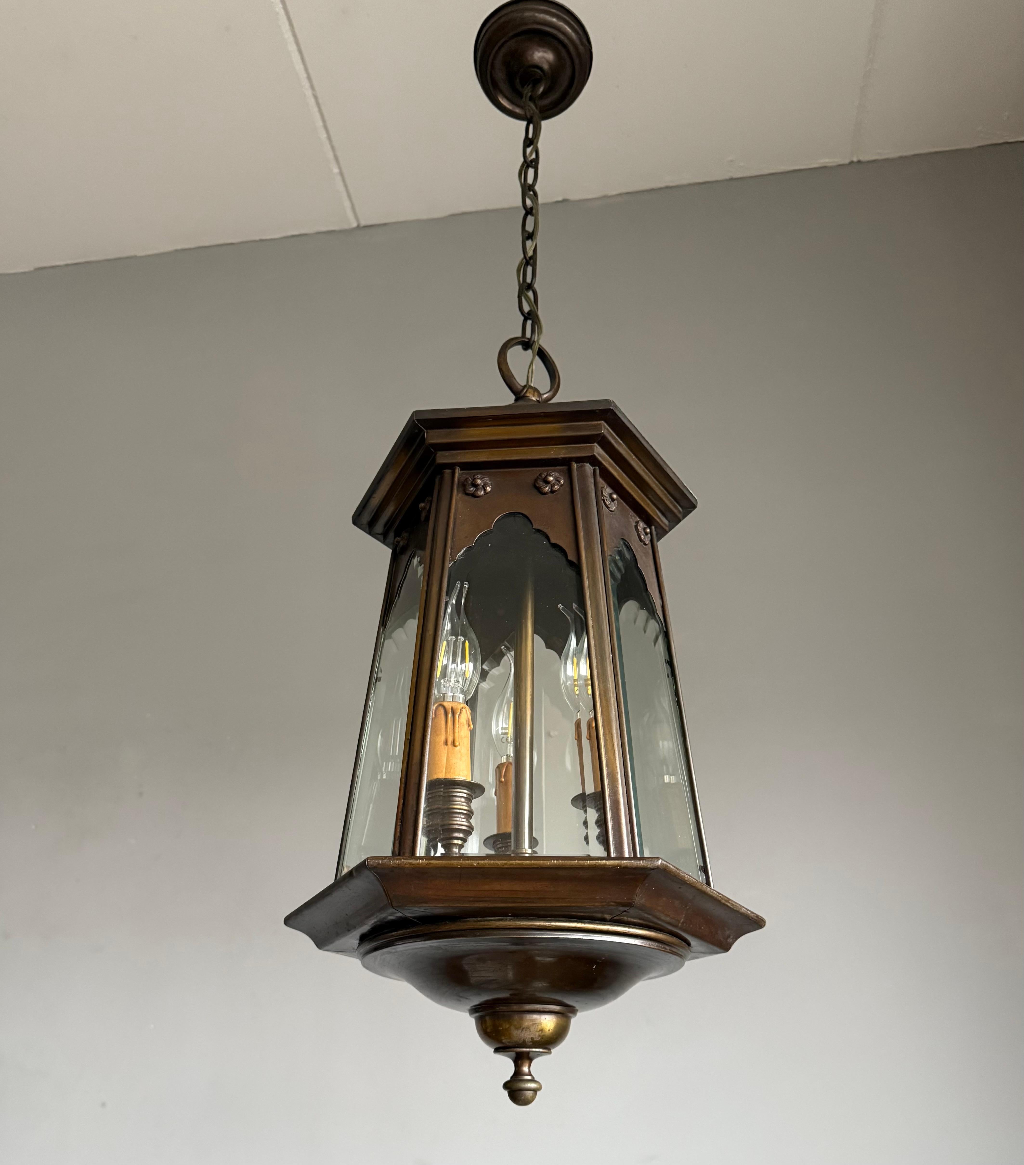 Elegante lampada a sospensione a lanterna con pannelli smussati in bronzo e vetro trasparente di Arts & Crafts in vendita 3