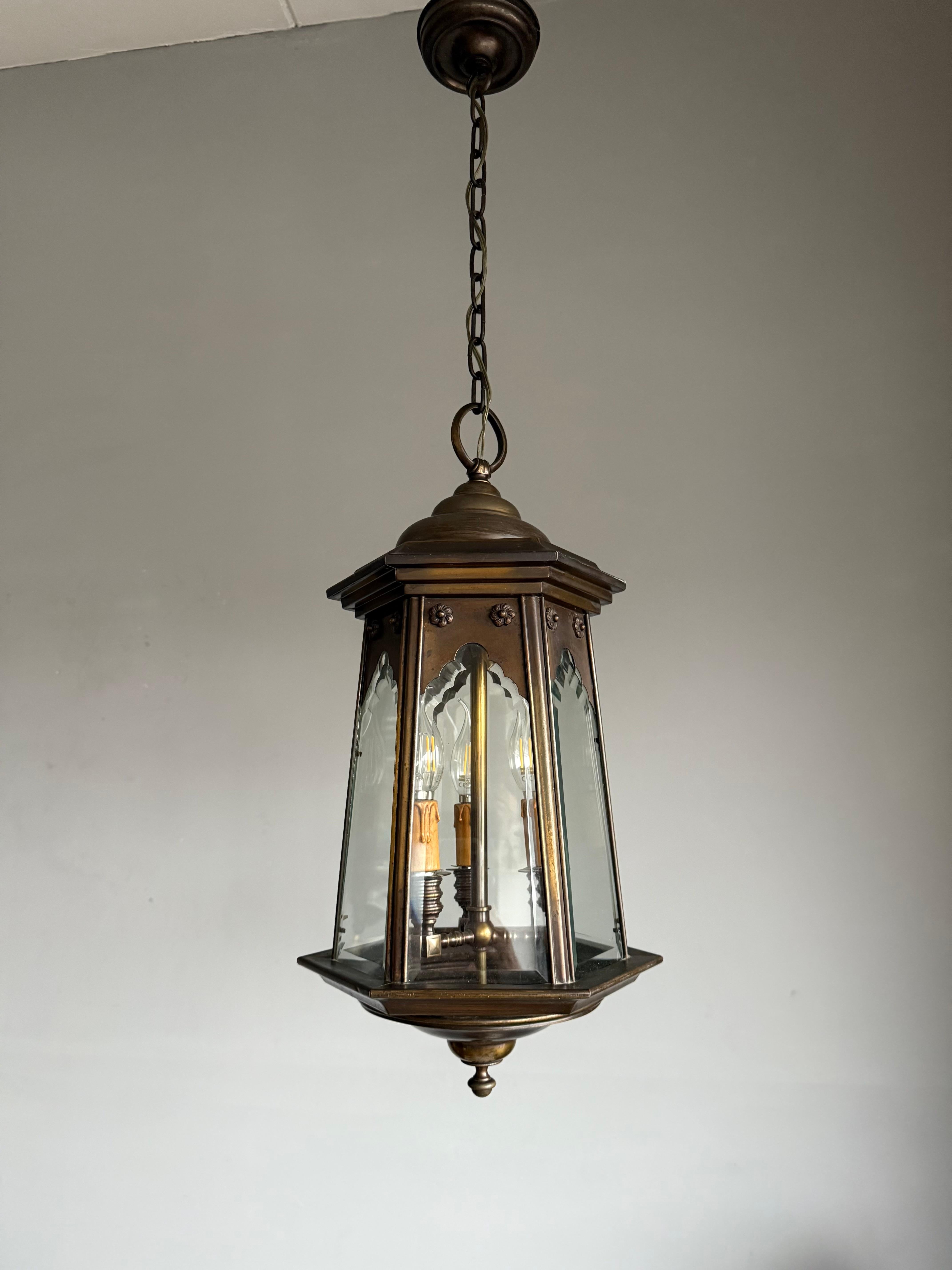 Elegante lampada a sospensione a lanterna con pannelli smussati in bronzo e vetro trasparente di Arts & Crafts in vendita 4