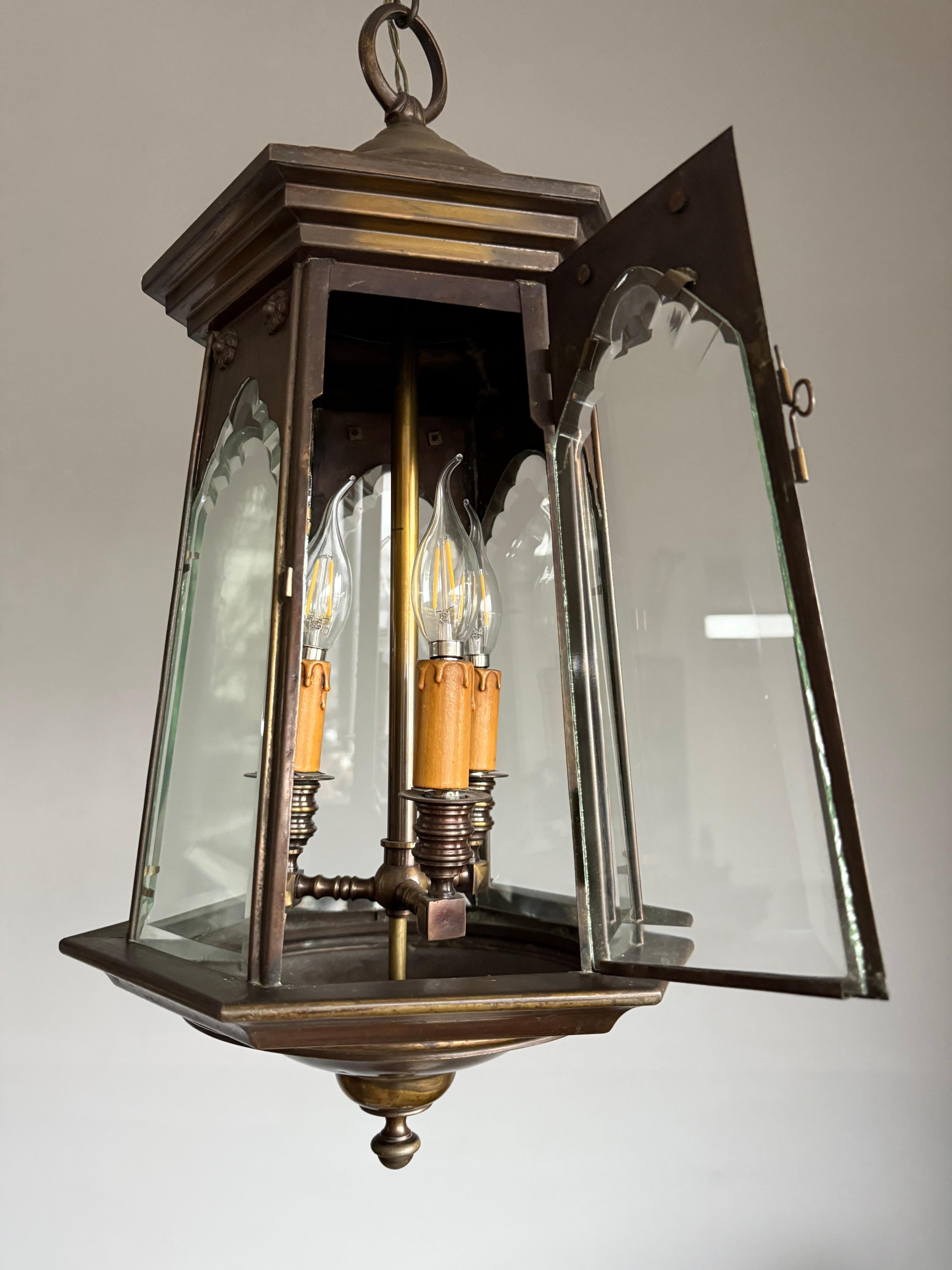 Elegante lampada a sospensione a lanterna con pannelli smussati in bronzo e vetro trasparente di Arts & Crafts in vendita 7