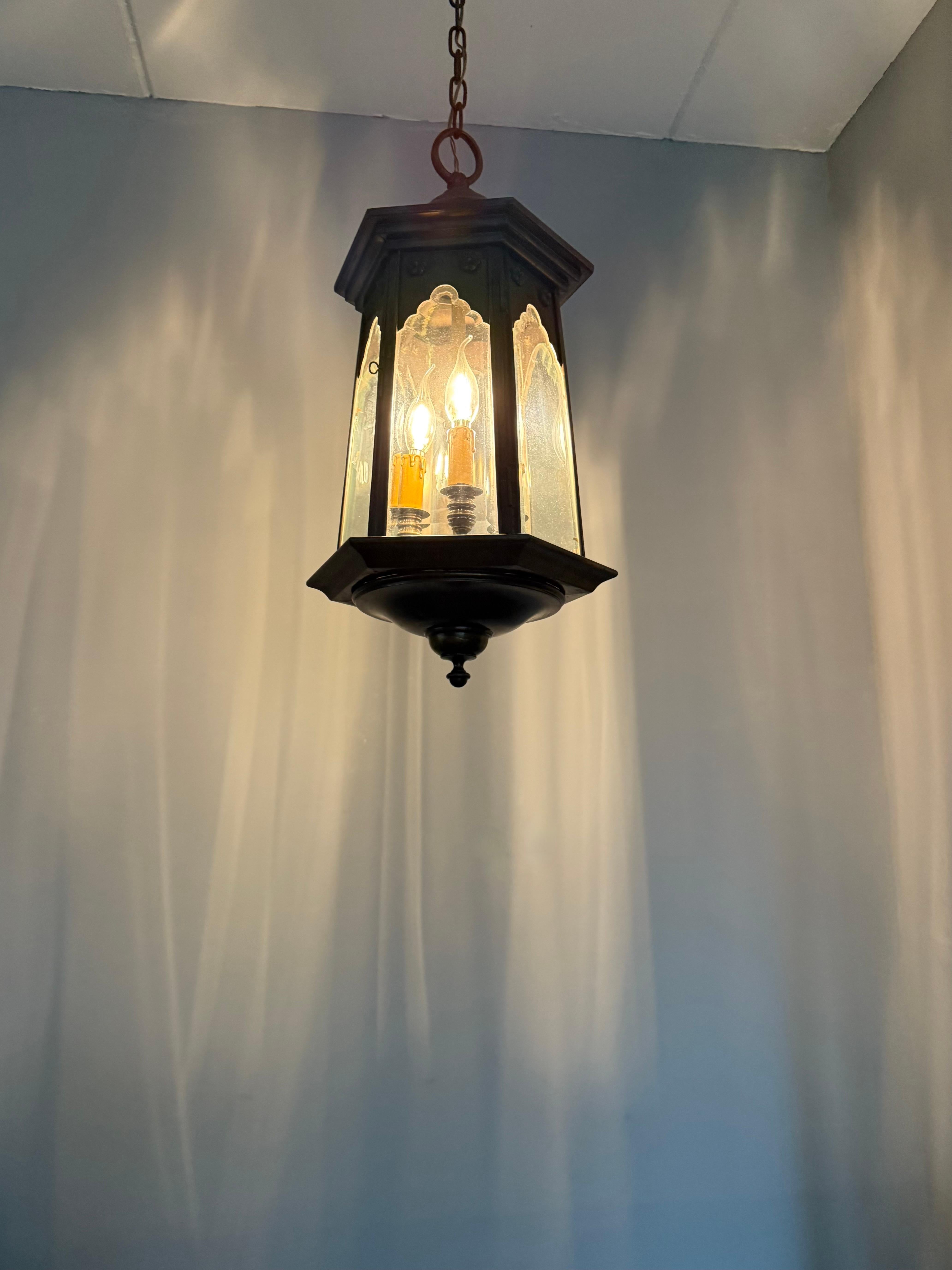 Elegante lampada a sospensione a lanterna con pannelli smussati in bronzo e vetro trasparente di Arts & Crafts in vendita 8