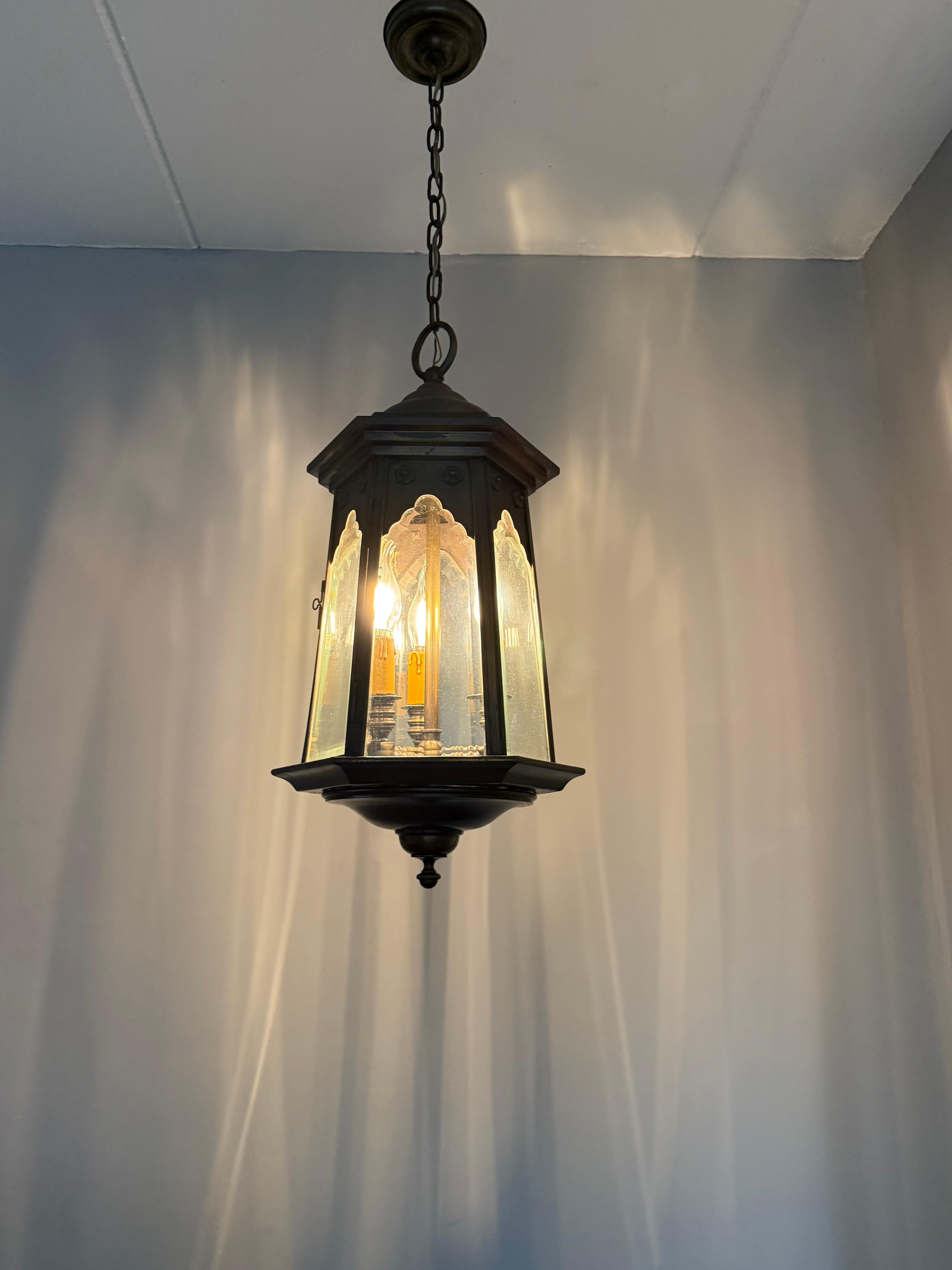 Elegante lampada a sospensione a lanterna con pannelli smussati in bronzo e vetro trasparente di Arts & Crafts in vendita 9