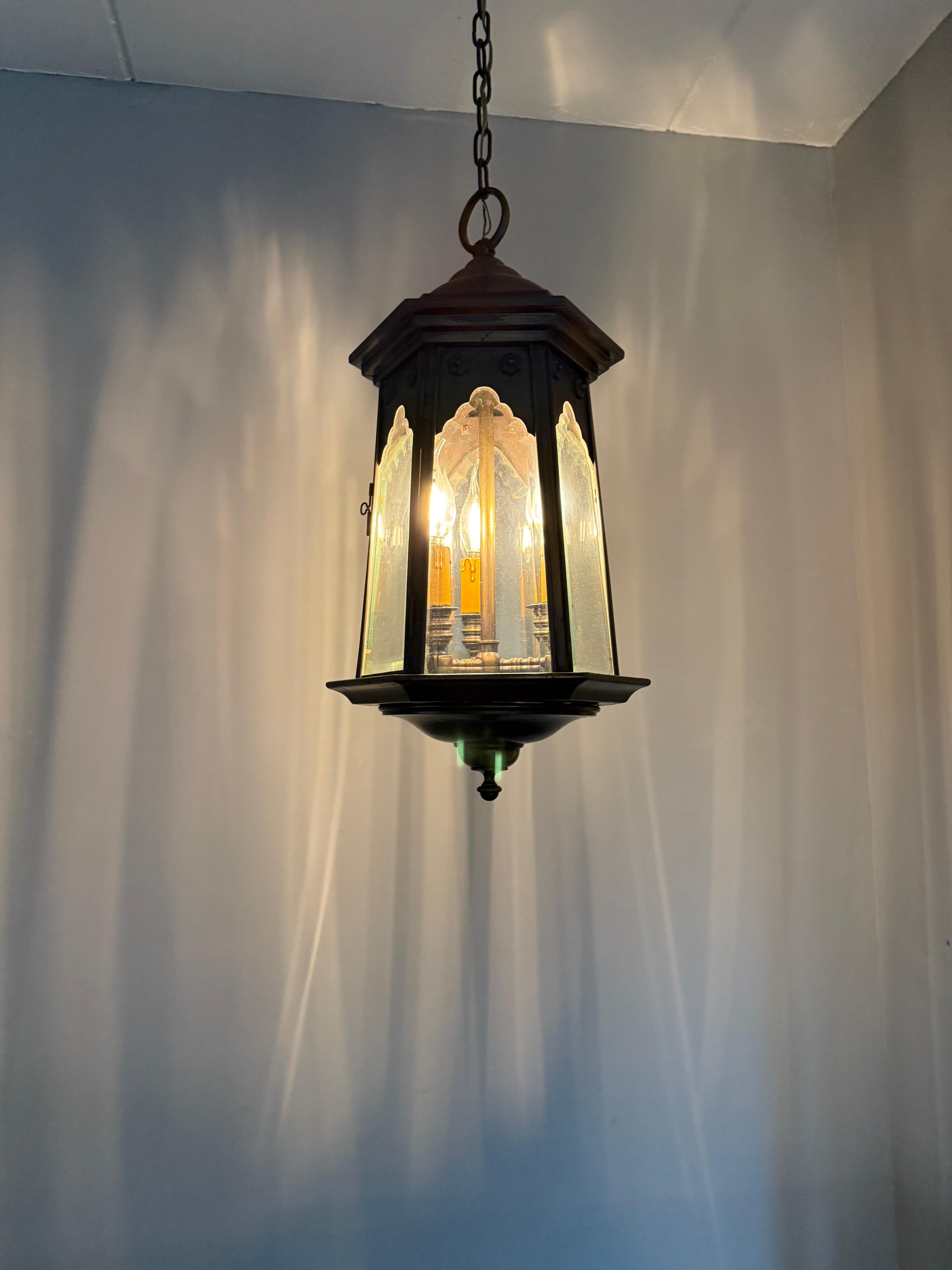 Elegante lampada a sospensione a lanterna con pannelli smussati in bronzo e vetro trasparente di Arts & Crafts in vendita 11