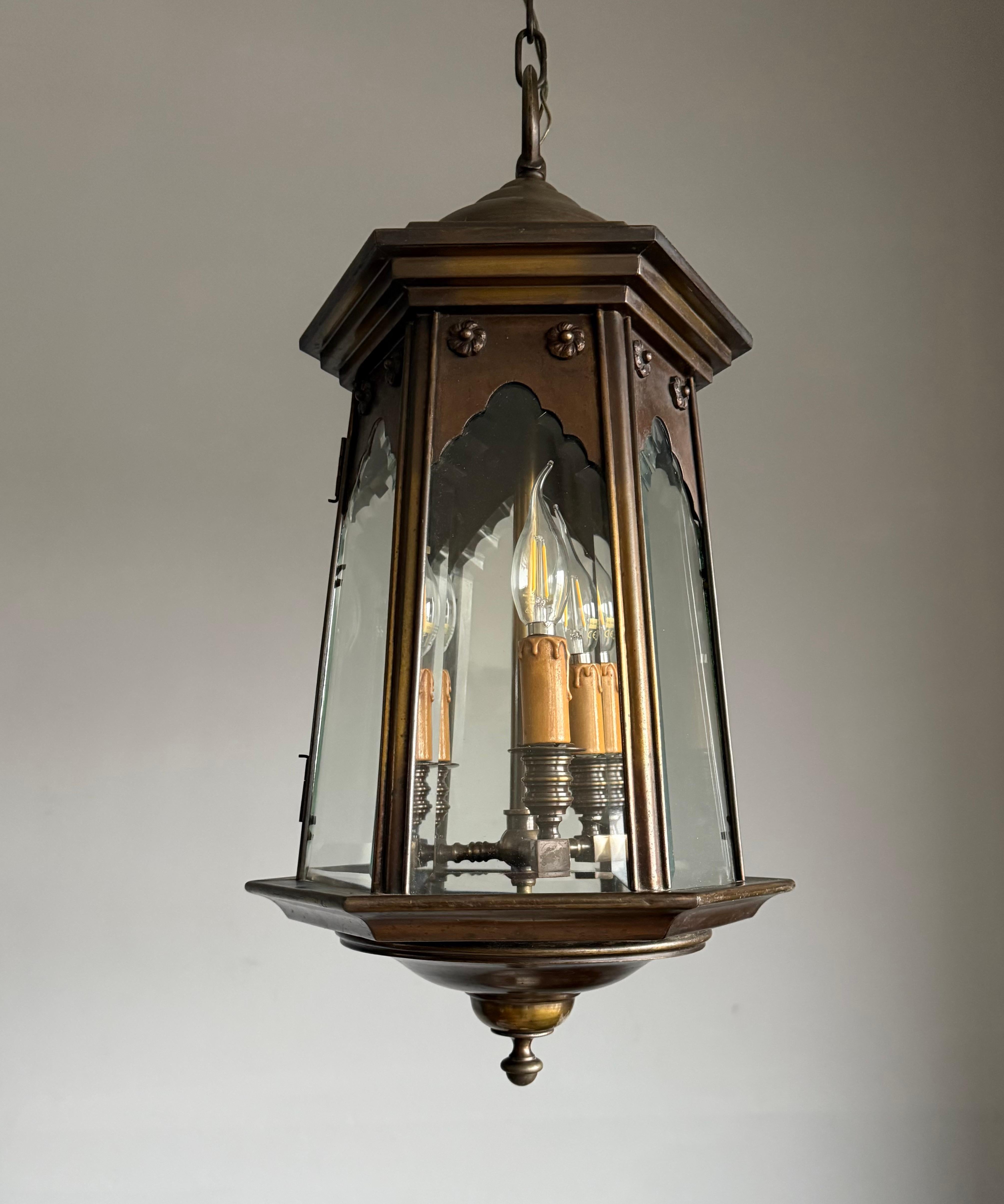 Lanterna da ingresso a tripla luce di grande qualità e di grandi dimensioni, realizzata a mano.

Essendo l'illuminazione del primo Novecento una delle nostre specialità, siamo sempre felici di trovare un pendente, una lanterna o un lampadario che