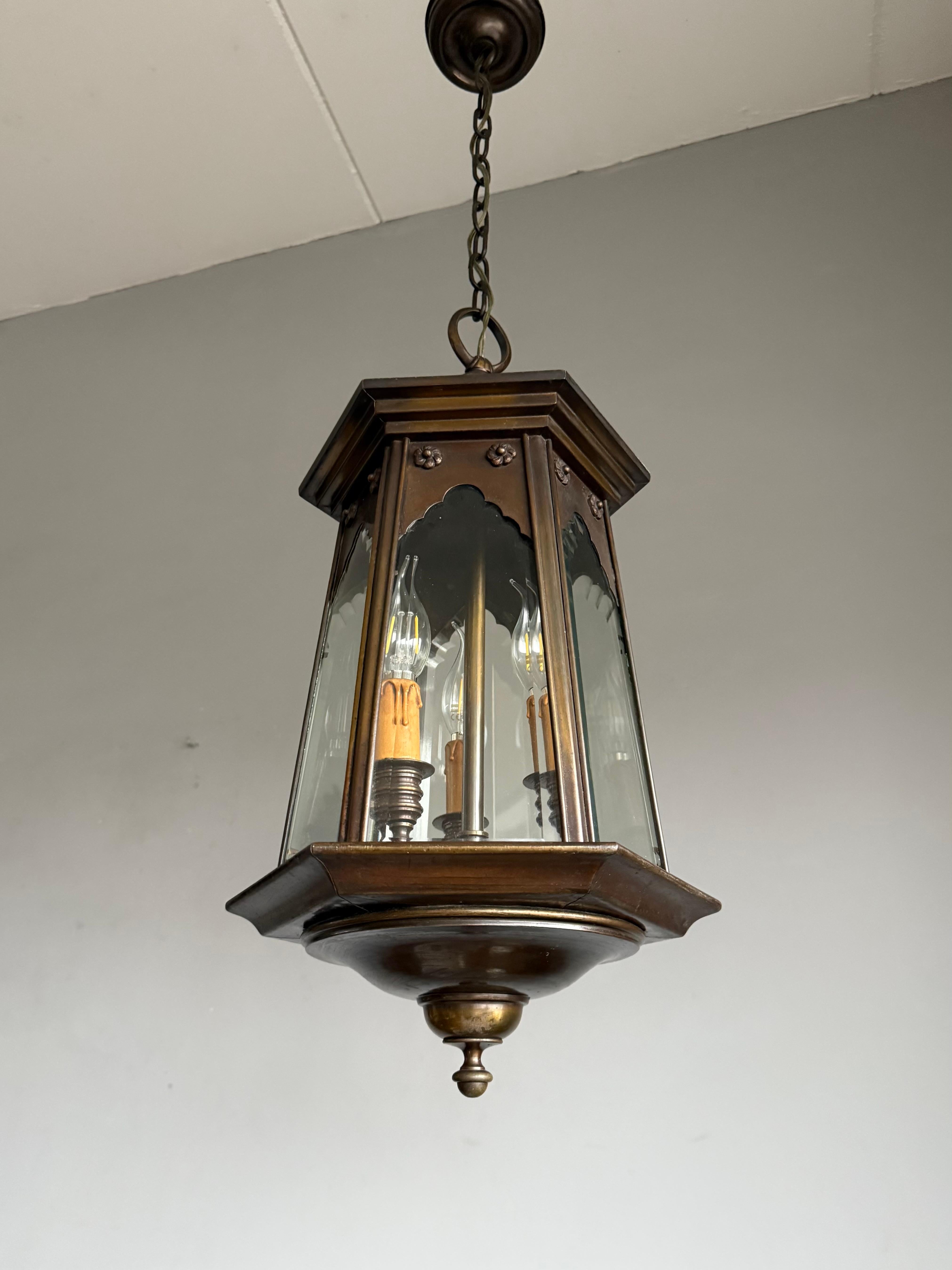 Smussato Elegante lampada a sospensione a lanterna con pannelli smussati in bronzo e vetro trasparente di Arts & Crafts in vendita