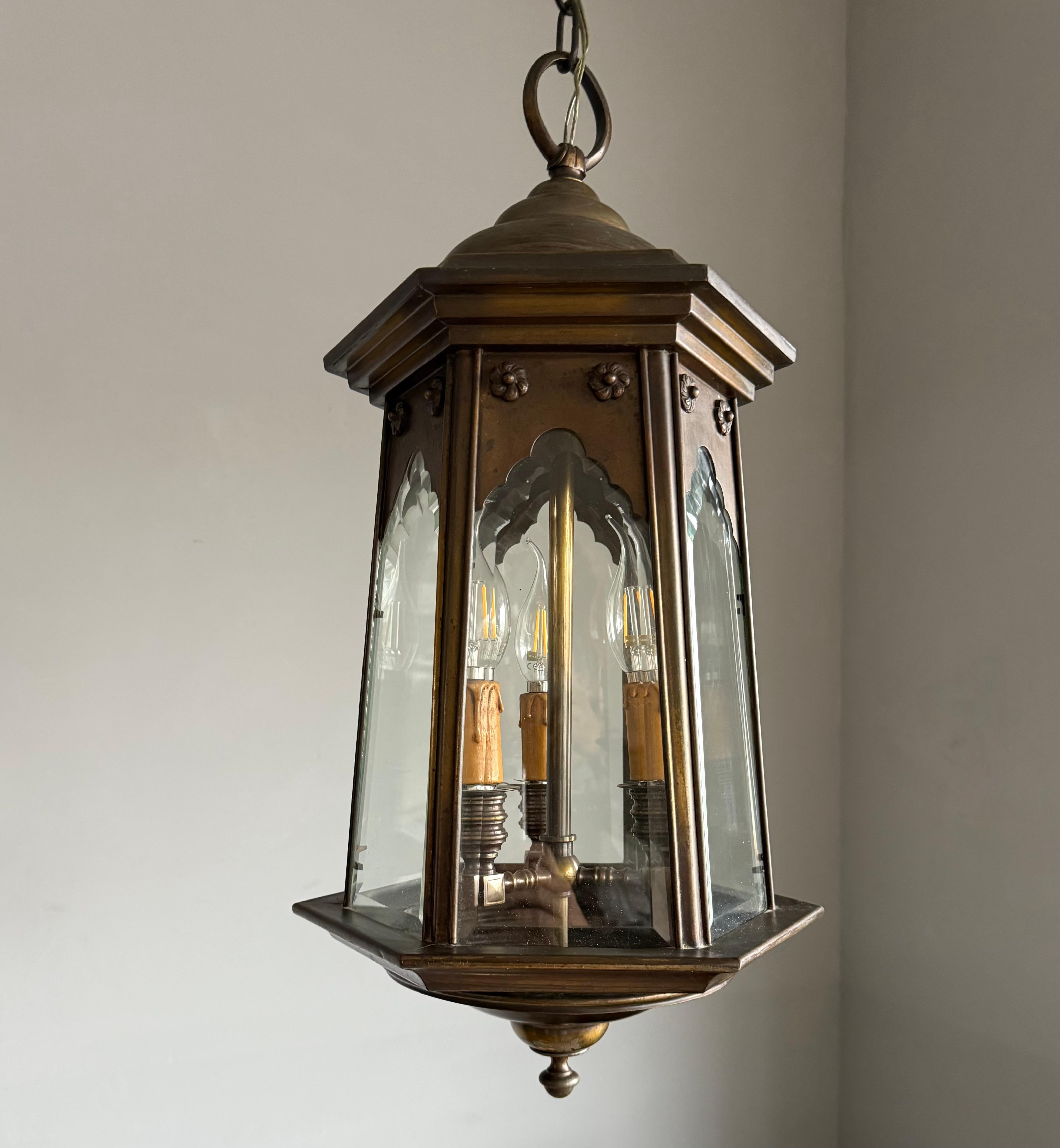 Elegante lampada a sospensione a lanterna con pannelli smussati in bronzo e vetro trasparente di Arts & Crafts In condizioni buone in vendita a Lisse, NL