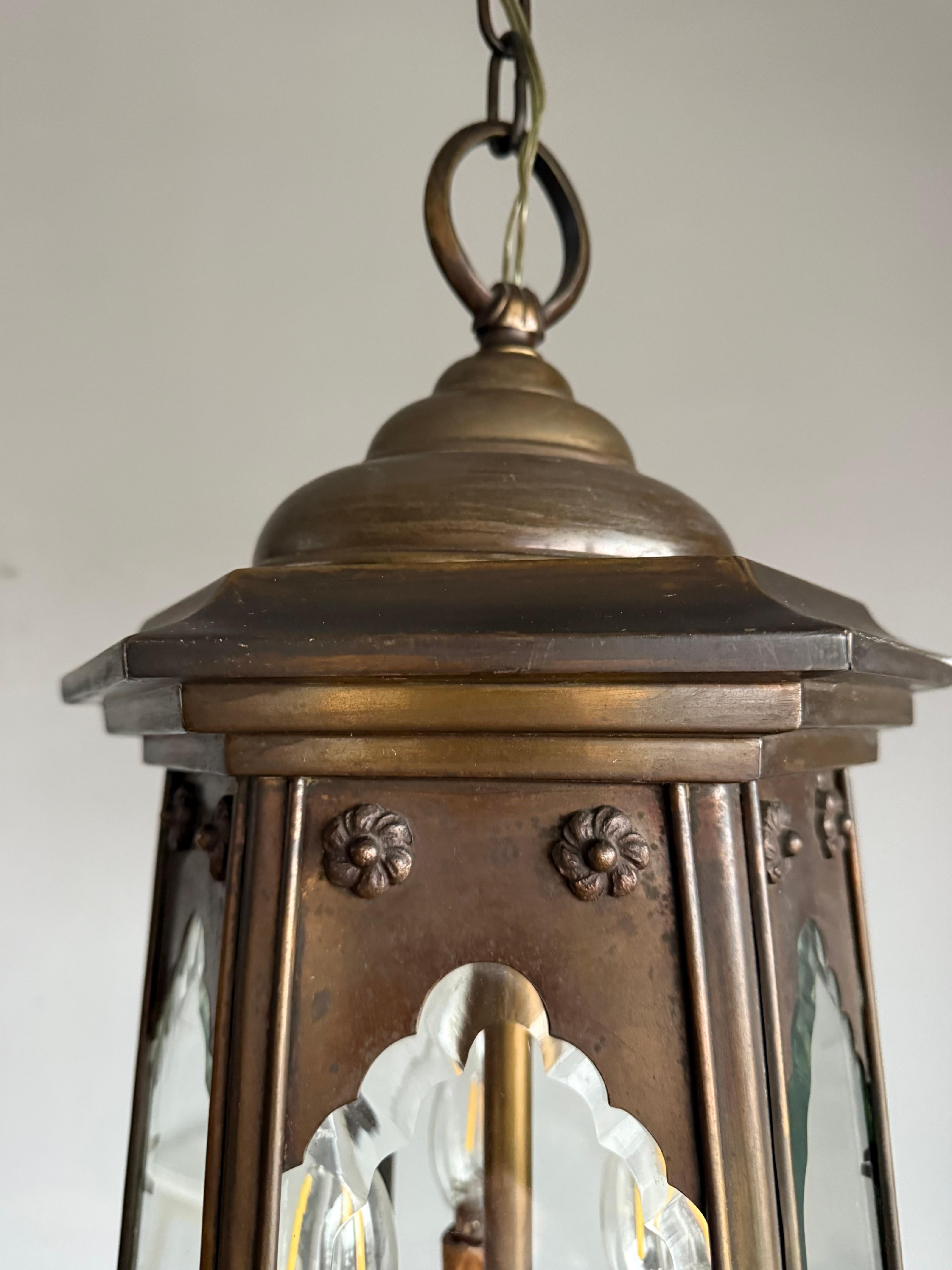 Elegante lampada a sospensione a lanterna con pannelli smussati in bronzo e vetro trasparente di Arts & Crafts in vendita 1