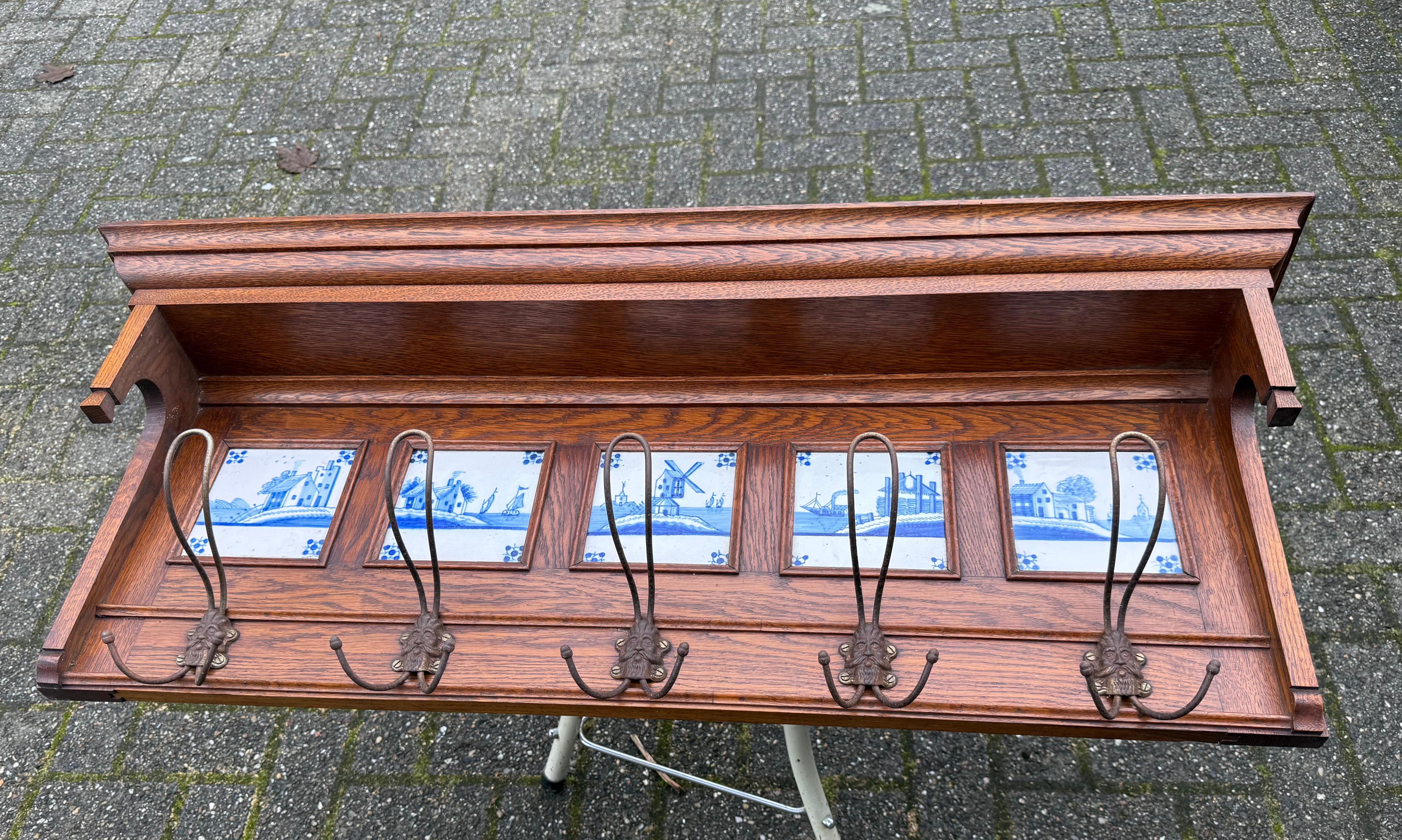 Porte-manteau élégant en Oak Craft avec. Carreaux émaillés bleus de Delft et crochets figuratifs en vente 2